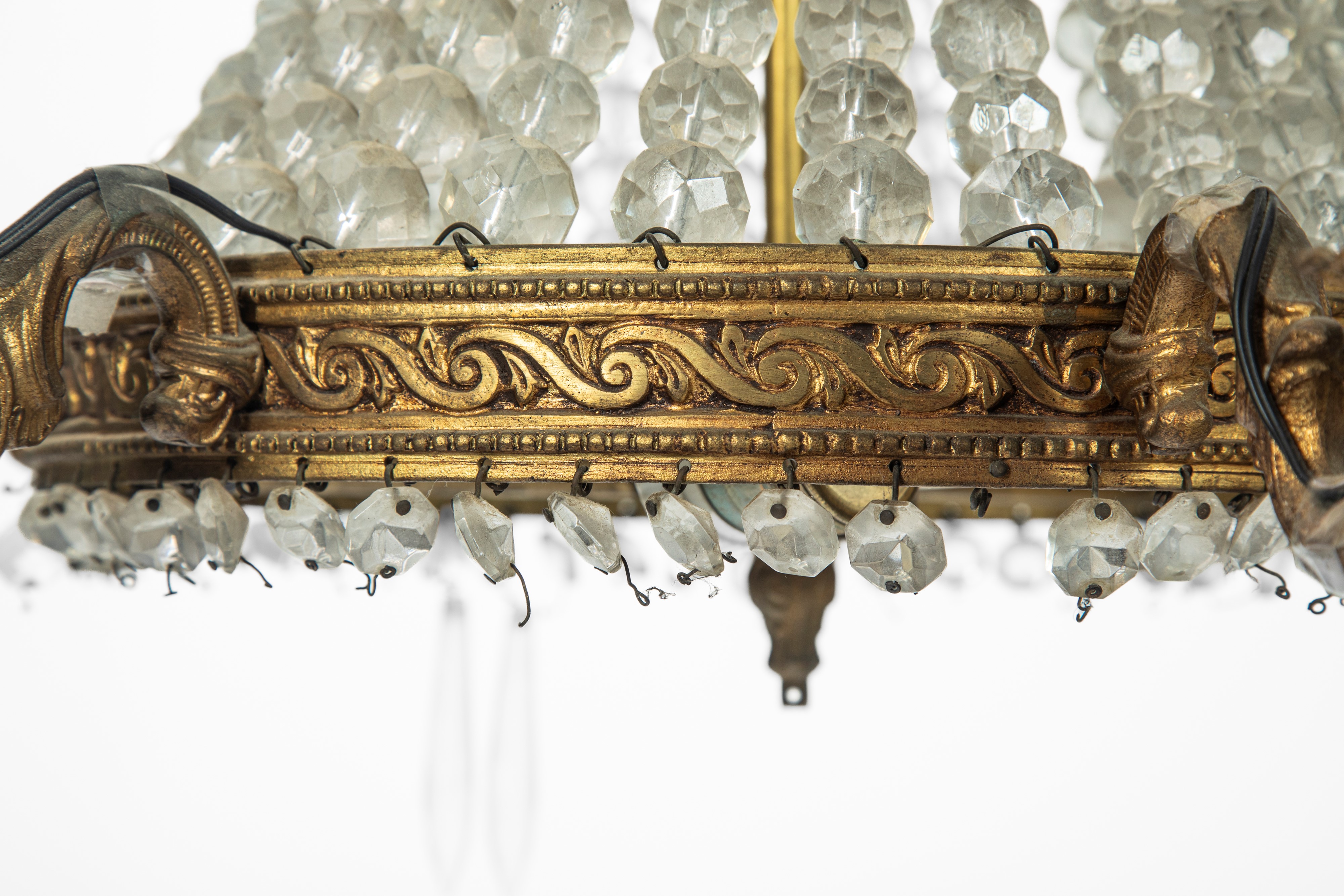 Lampadario a cesto a sei luci in metallo dorato con sfere e pendenti a goccia sfaccetata