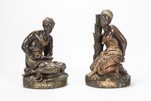 Due mori inginocchiati e incatenati in terracotta policroma. Fine secolo XIX. 