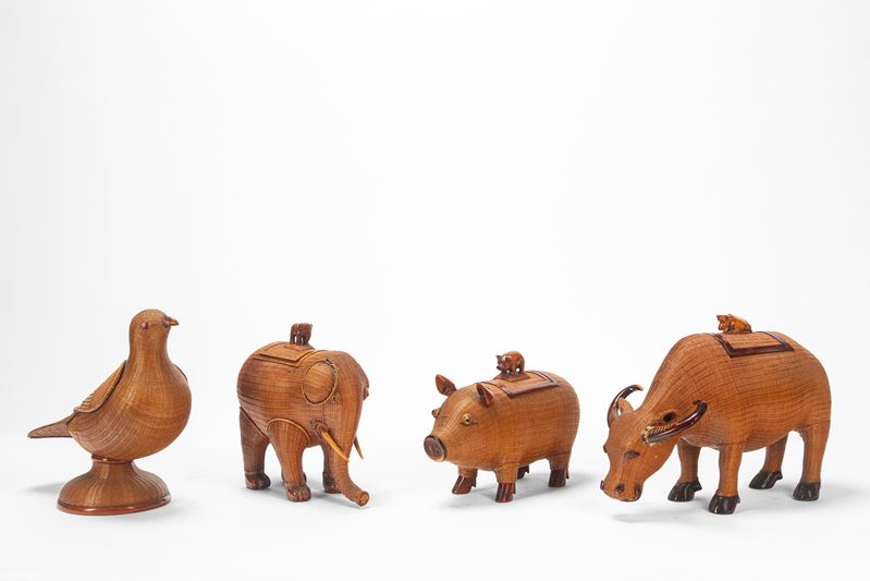 Cina, Quattro contenitori decorativi in vimini e legno laccato, con coperchi figurati (XX secolo)