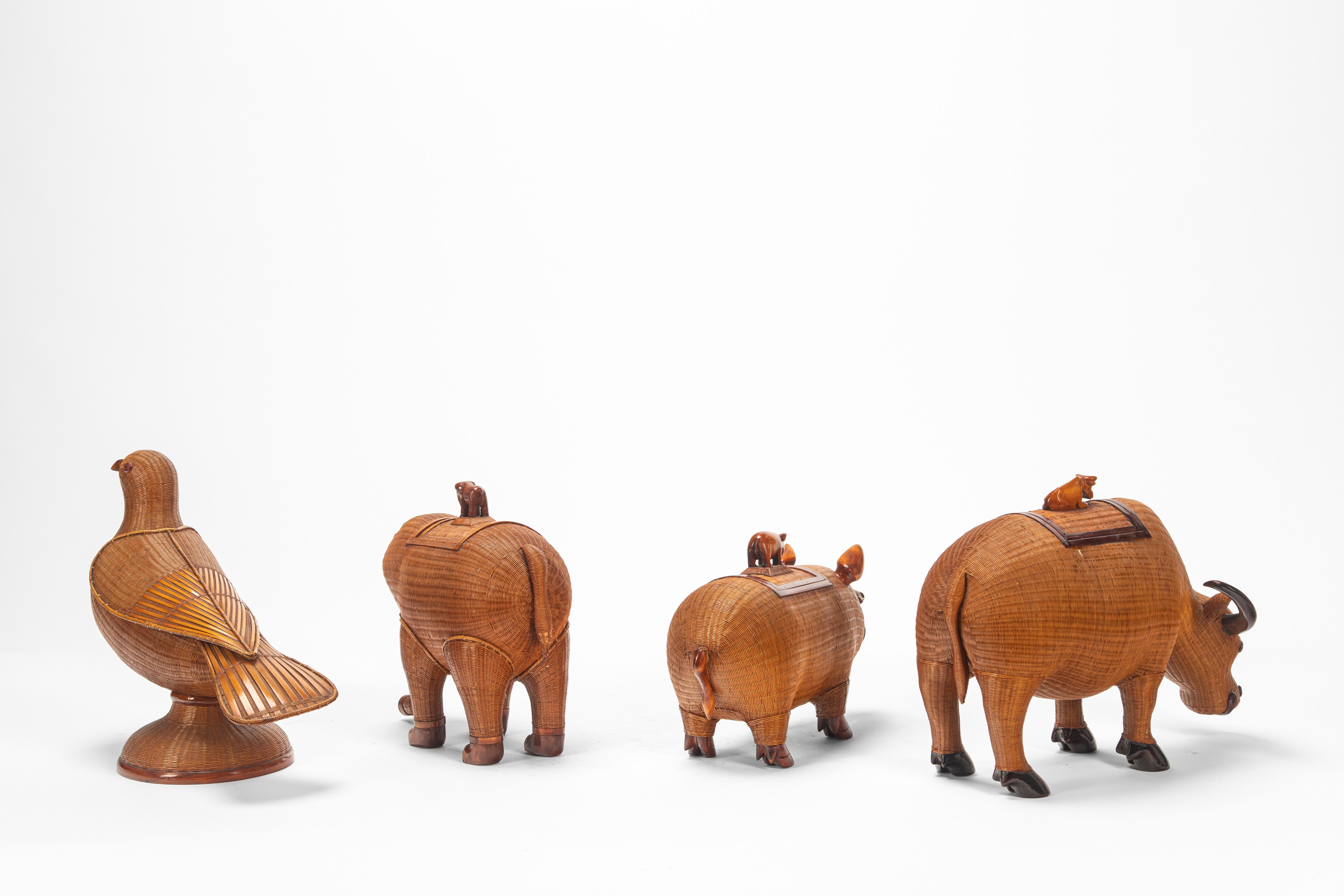 Cina, Quattro contenitori decorativi in vimini e legno laccato, con coperchi figurati (XX secolo)