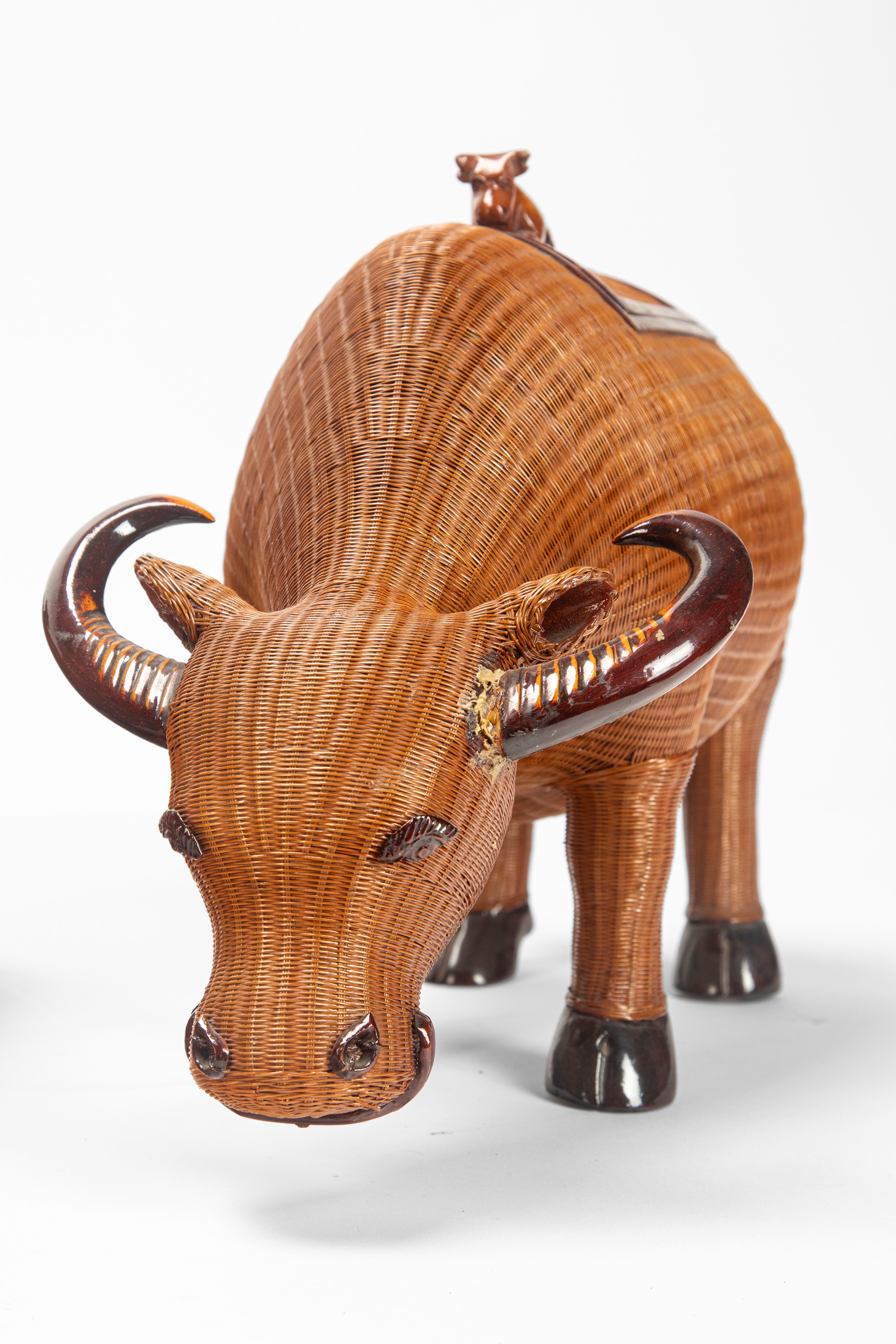 Cina, Quattro contenitori decorativi in vimini e legno laccato, con coperchi figurati (XX secolo)