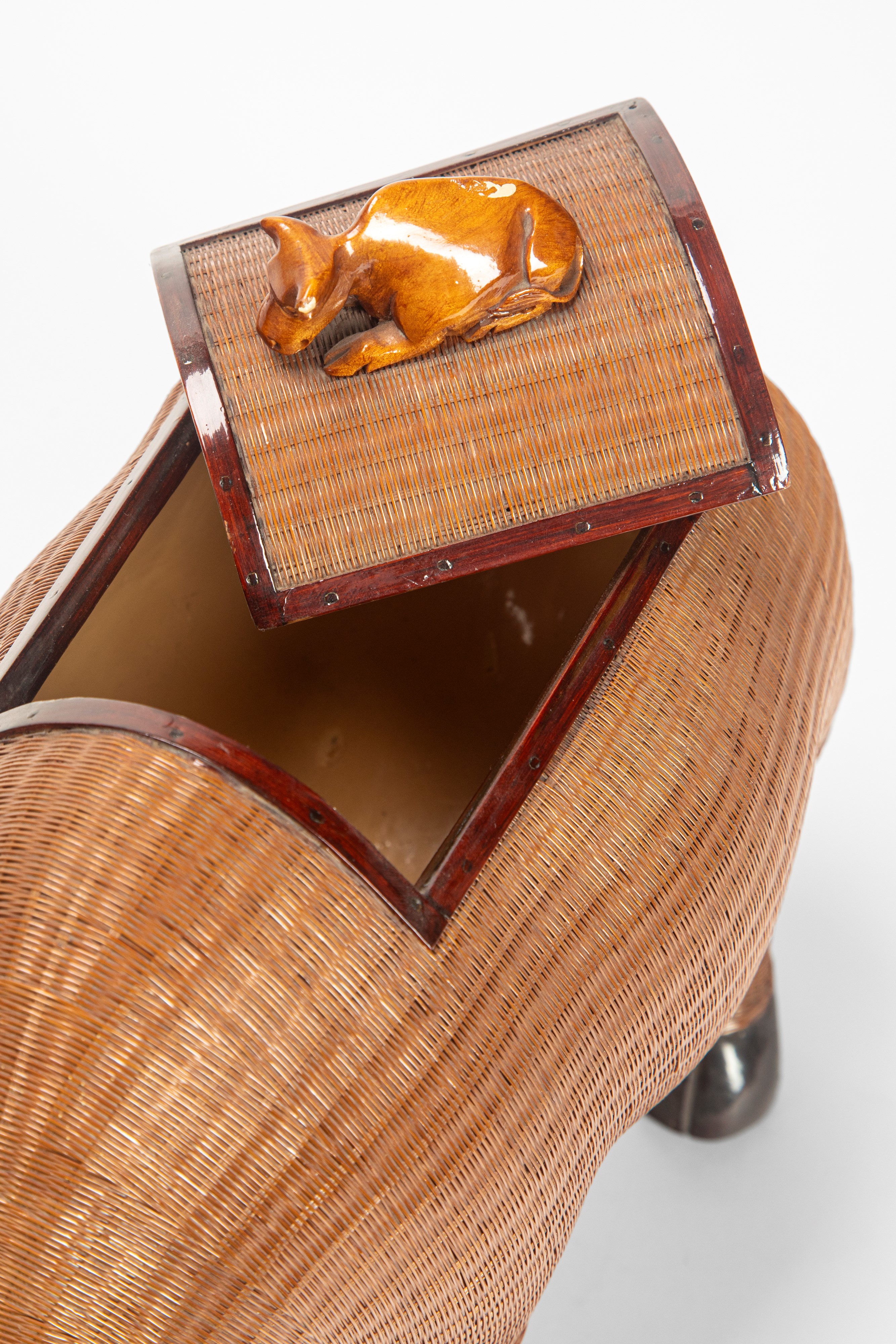 Cina, Quattro contenitori decorativi in vimini e legno laccato, con coperchi figurati (XX secolo)