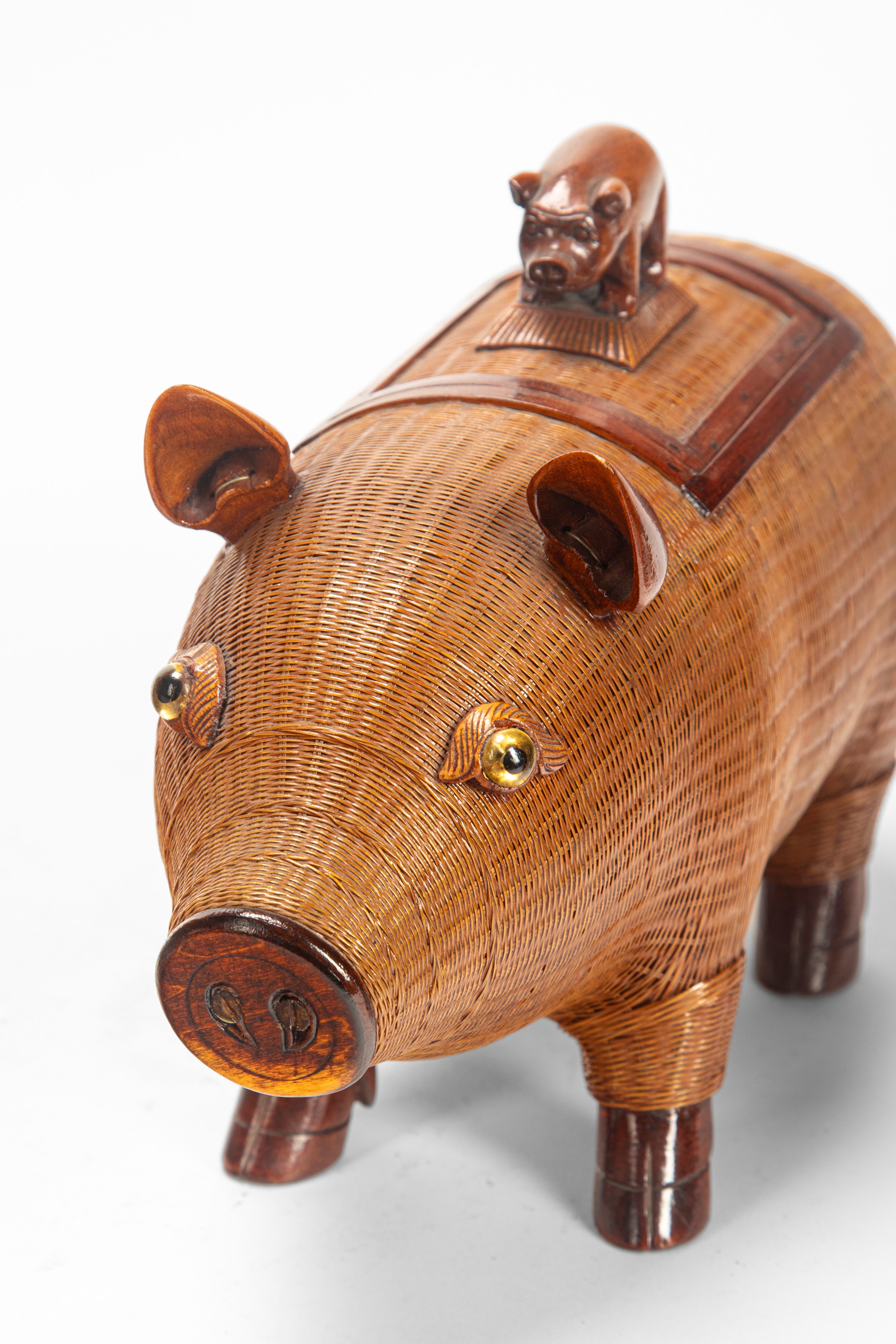 Cina, Quattro contenitori decorativi in vimini e legno laccato, con coperchi figurati (XX secolo)