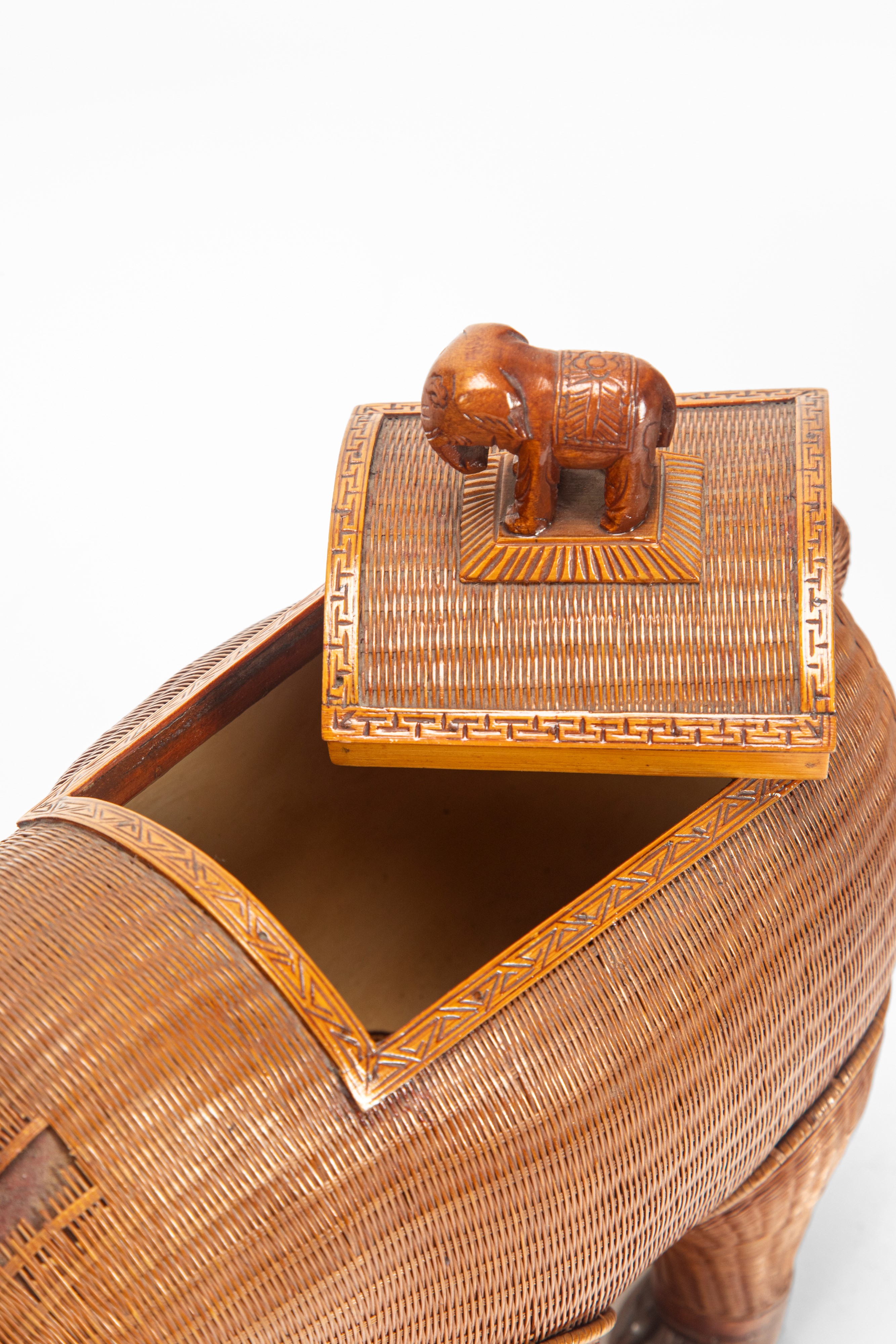 Cina, Quattro contenitori decorativi in vimini e legno laccato, con coperchi figurati (XX secolo)