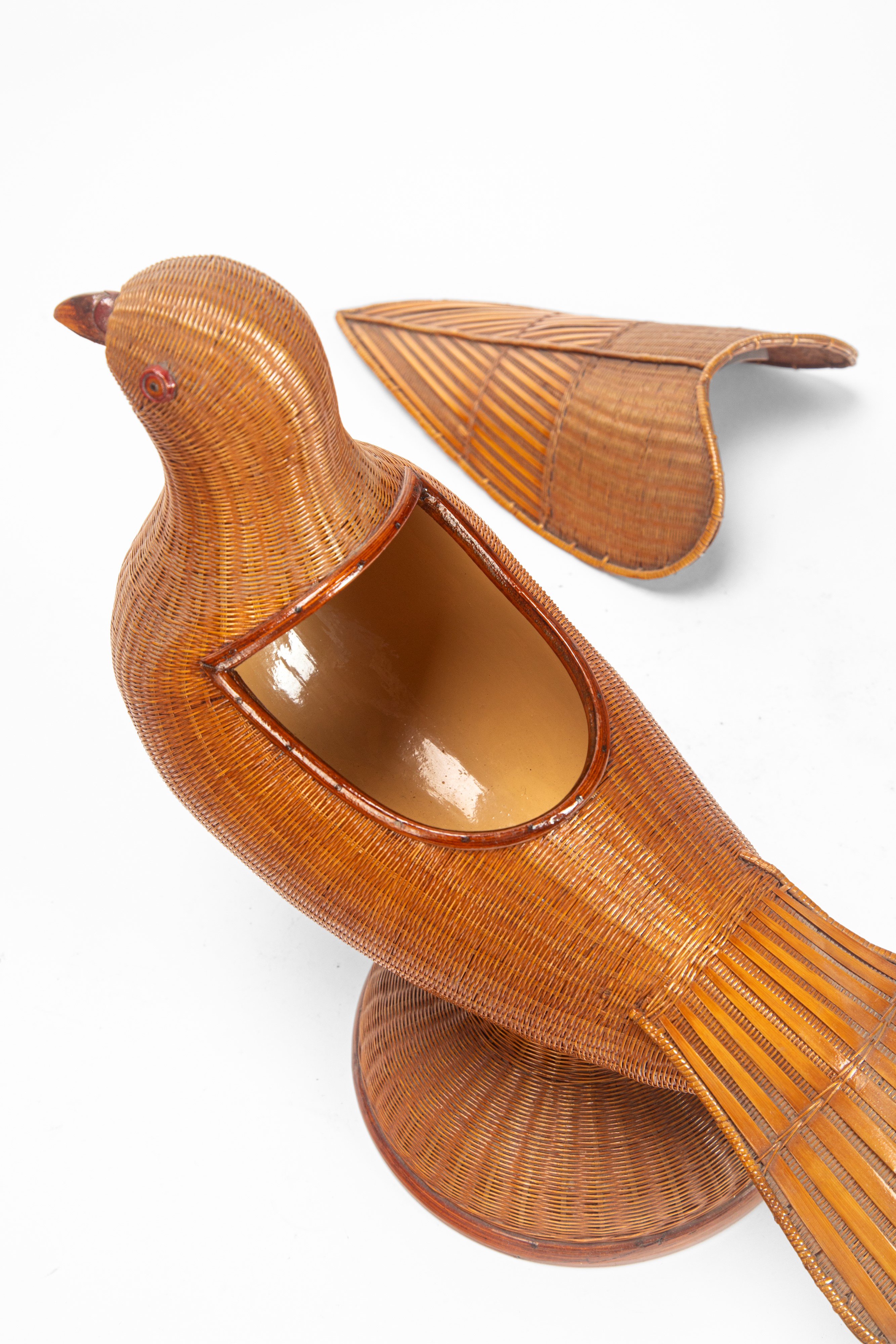 Cina, Quattro contenitori decorativi in vimini e legno laccato, con coperchi figurati (XX secolo)
