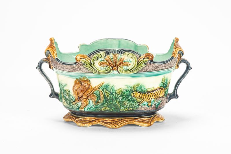 Fioriera biansata, maiolica policroma a rilievo con scena esotica di tigre e scimmia, secolo XIX-...