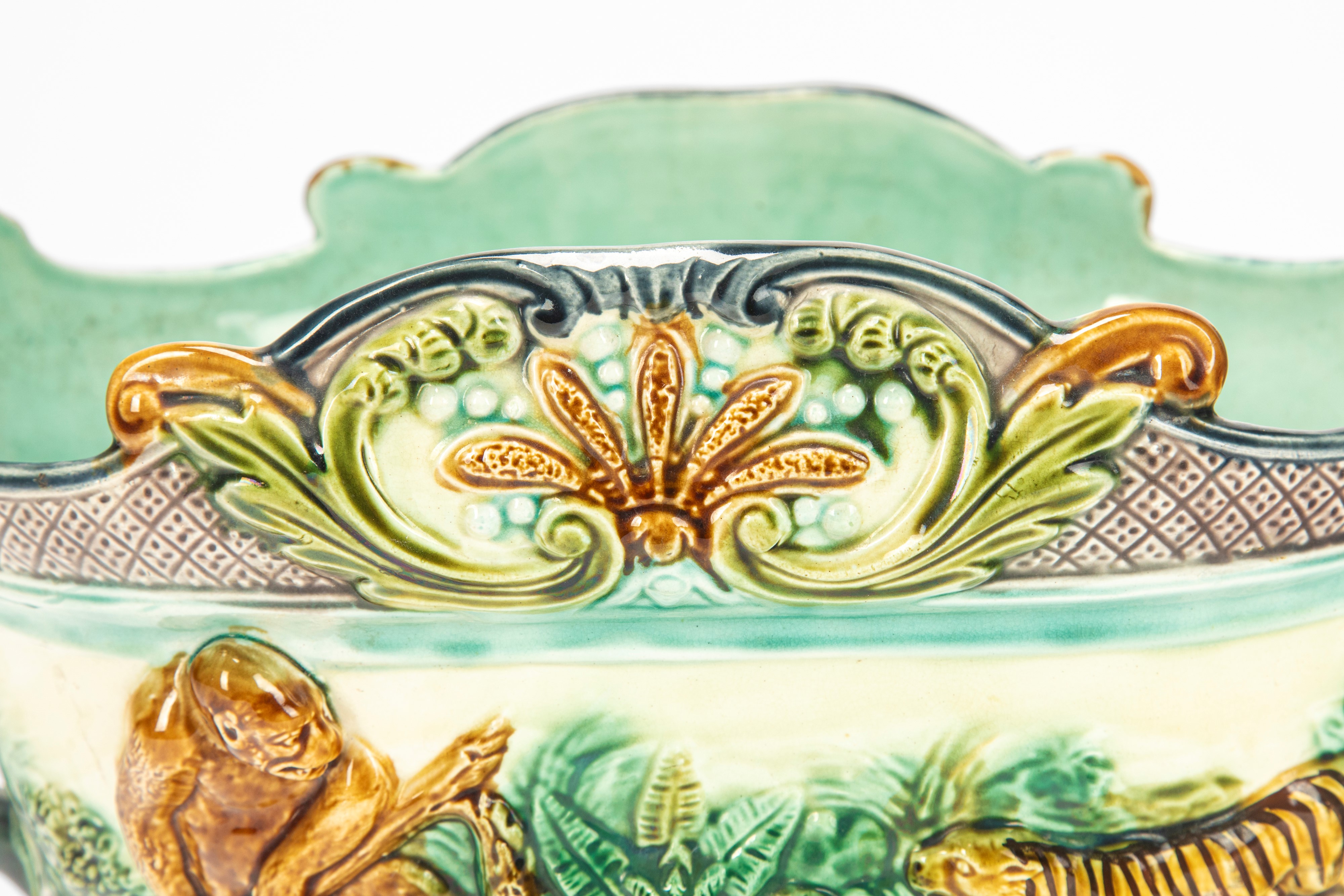 Fioriera biansata, maiolica policroma a rilievo con scena esotica di tigre e scimmia, secolo XIX-...