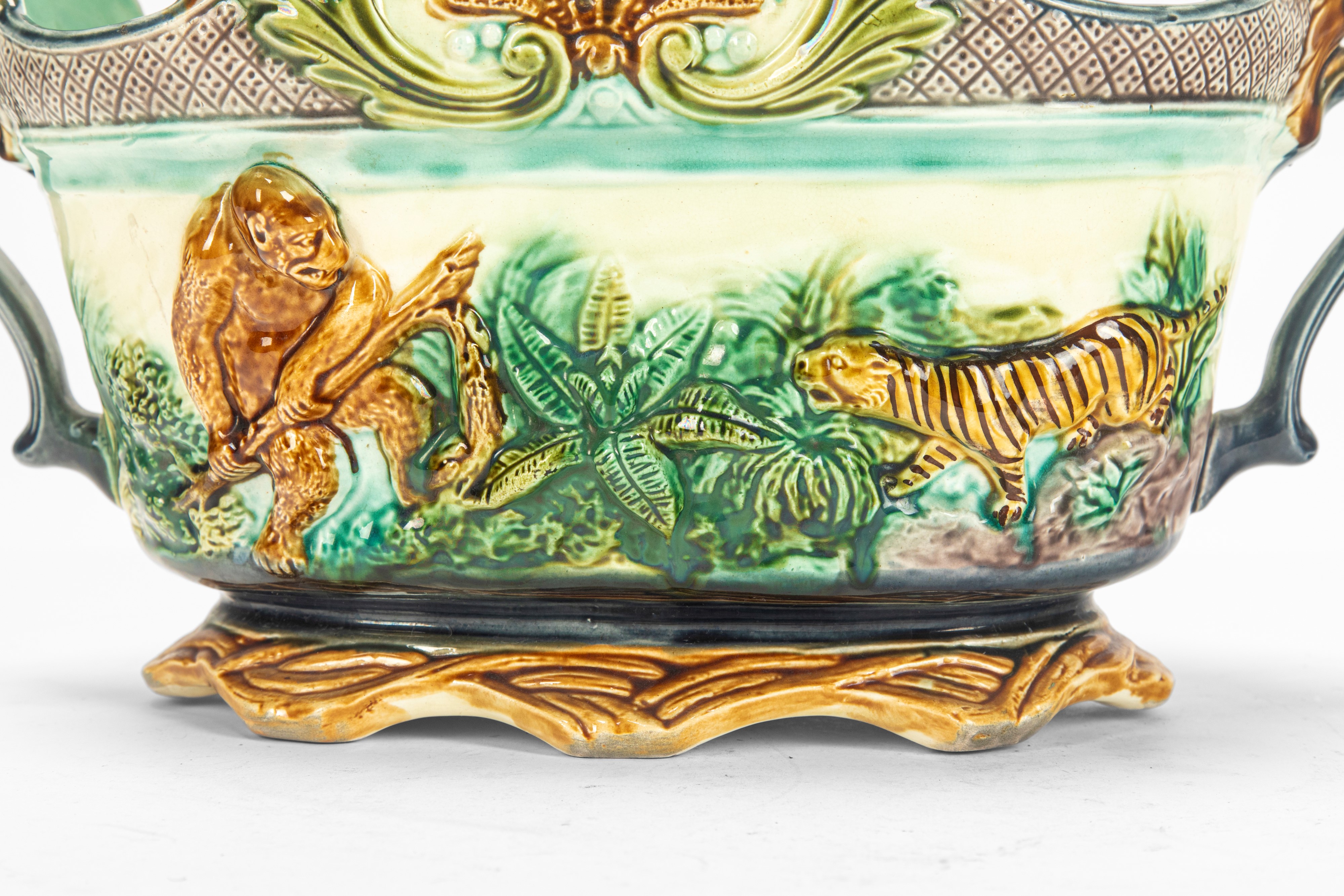 Fioriera biansata, maiolica policroma a rilievo con scena esotica di tigre e scimmia, secolo XIX-...