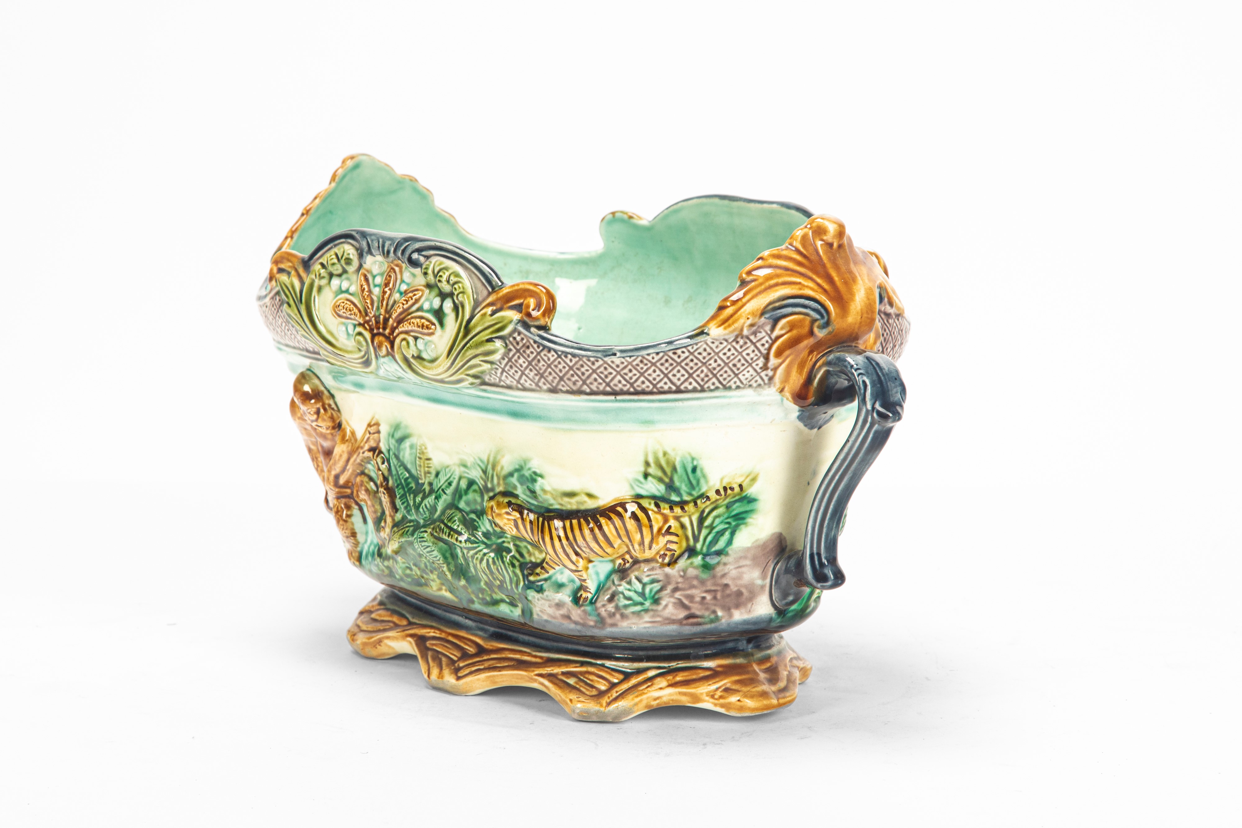 Fioriera biansata, maiolica policroma a rilievo con scena esotica di tigre e scimmia, secolo XIX-...
