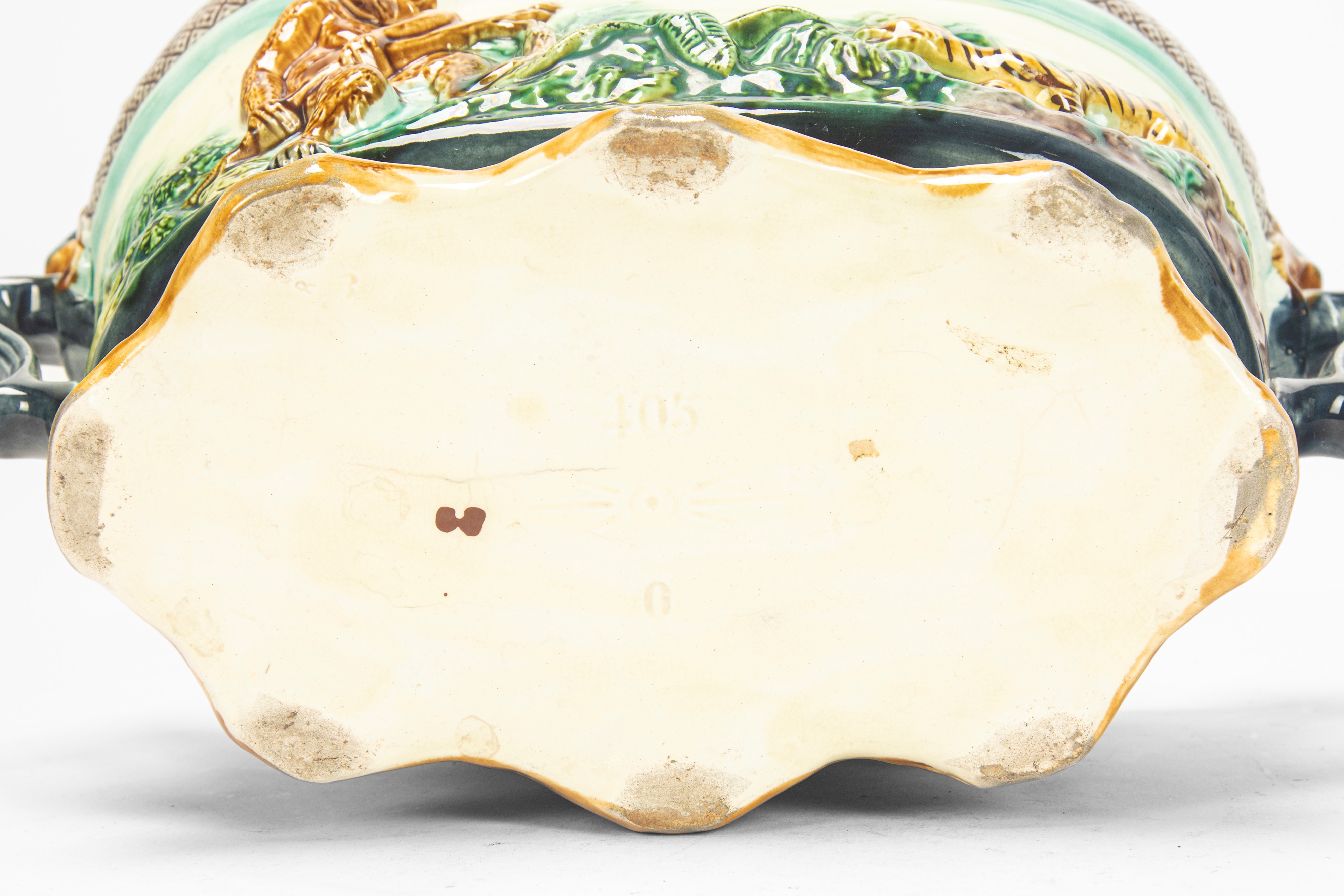 Fioriera biansata, maiolica policroma a rilievo con scena esotica di tigre e scimmia, secolo XIX-...