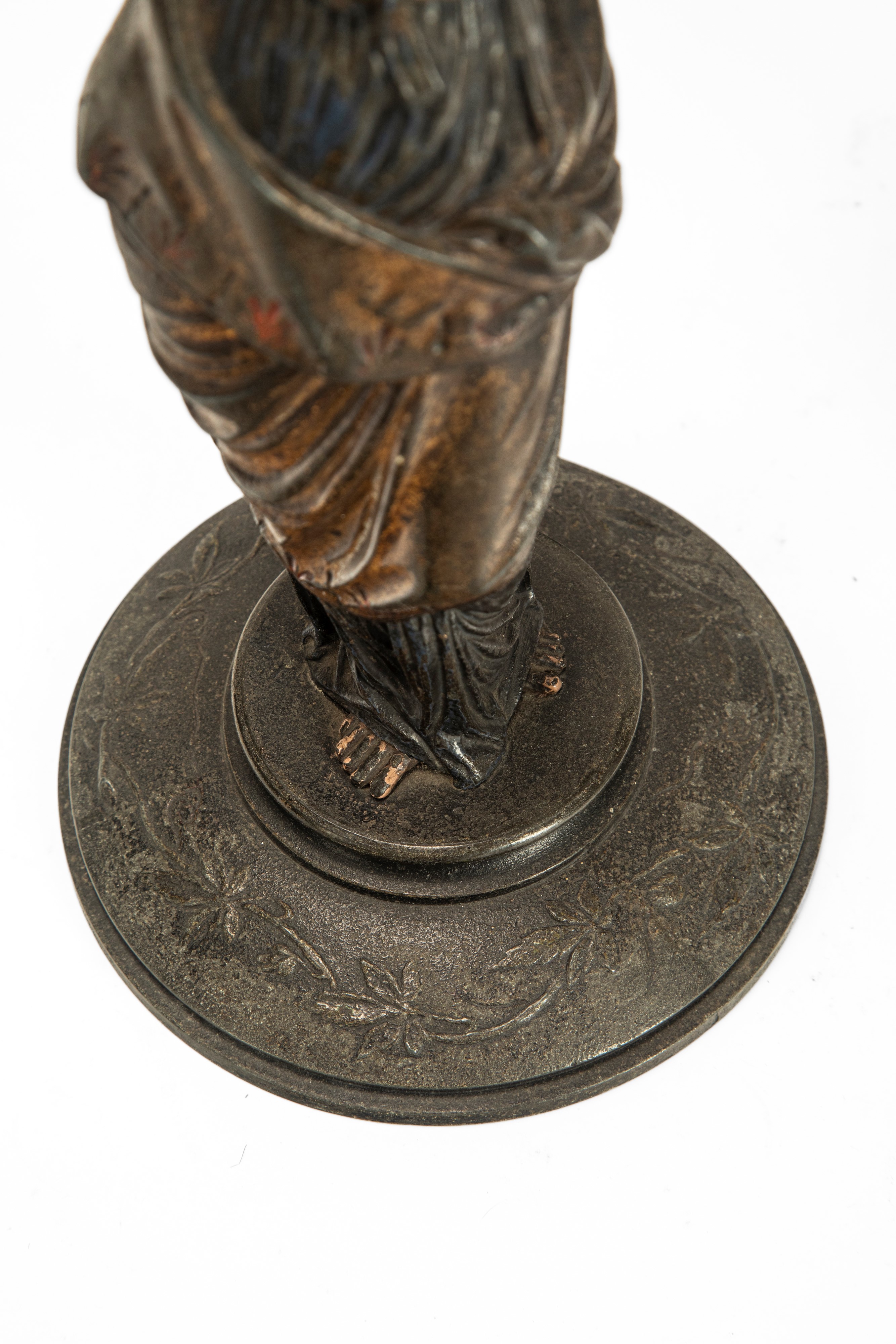 Coppia di candelieri a figure femminili panneggiate, metallo laccato (fine secolo XIX)