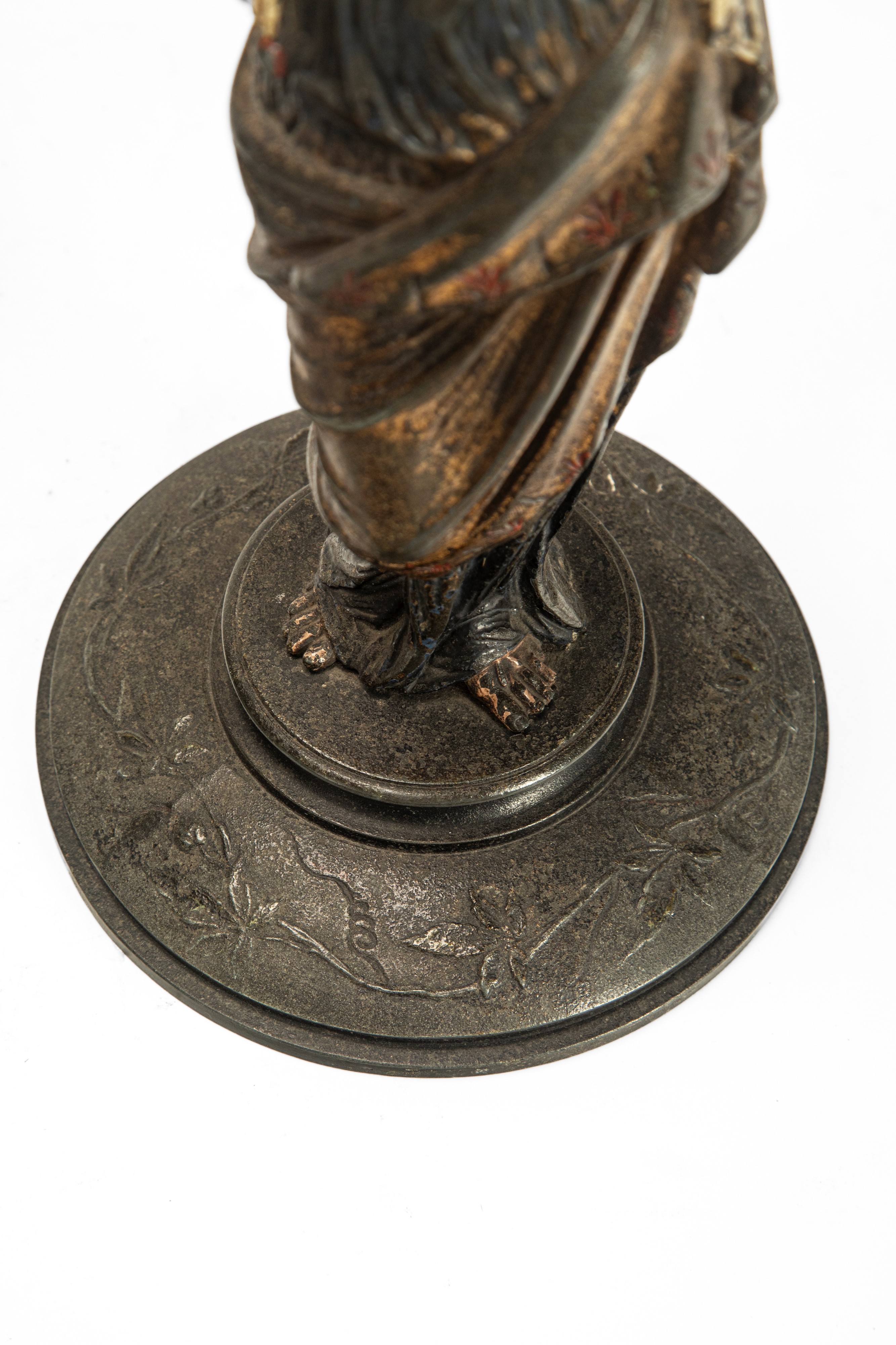 Coppia di candelieri a figure femminili panneggiate, metallo laccato (fine secolo XIX)