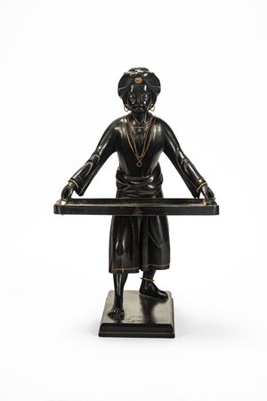 Moro reggi vassoio in legno scolpito e laccato. Stile orientalista, secolo XIX-XX.