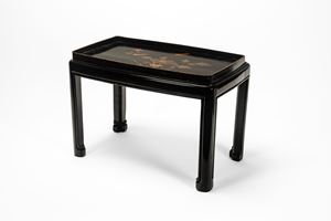 Tavolino a vassoio in legno laccato. Manifattura orientale, fine secolo XIX-XX