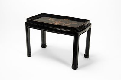 Manifattura orientale, Tavolino a vassoio in legno laccato con vassoio decorato (fine XIX-XX seco...
