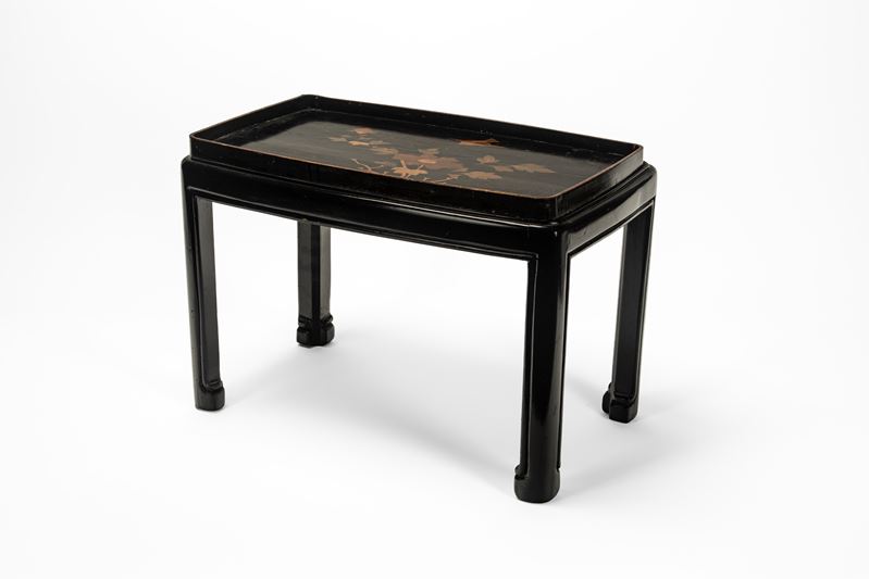 Manifattura orientale, Tavolino a vassoio in legno laccato con vassoio decorato (fine XIX-XX seco...