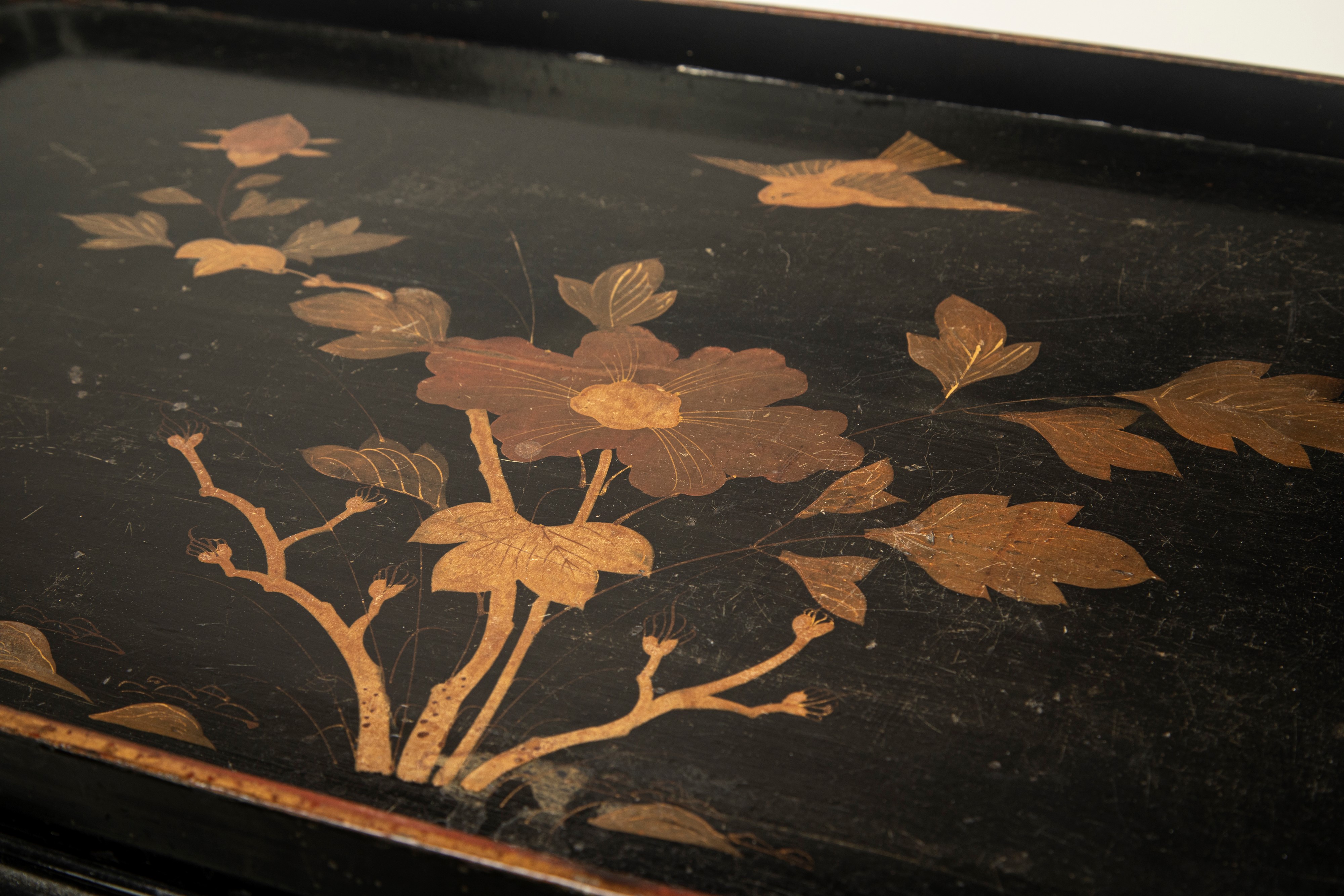 Manifattura orientale, Tavolino a vassoio in legno laccato con vassoio decorato (fine XIX-XX seco...