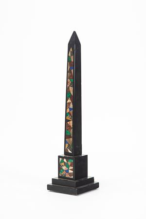 Obelisco Grand Tour in marmo nero e pietre dure. Fine secolo XIX-XX
