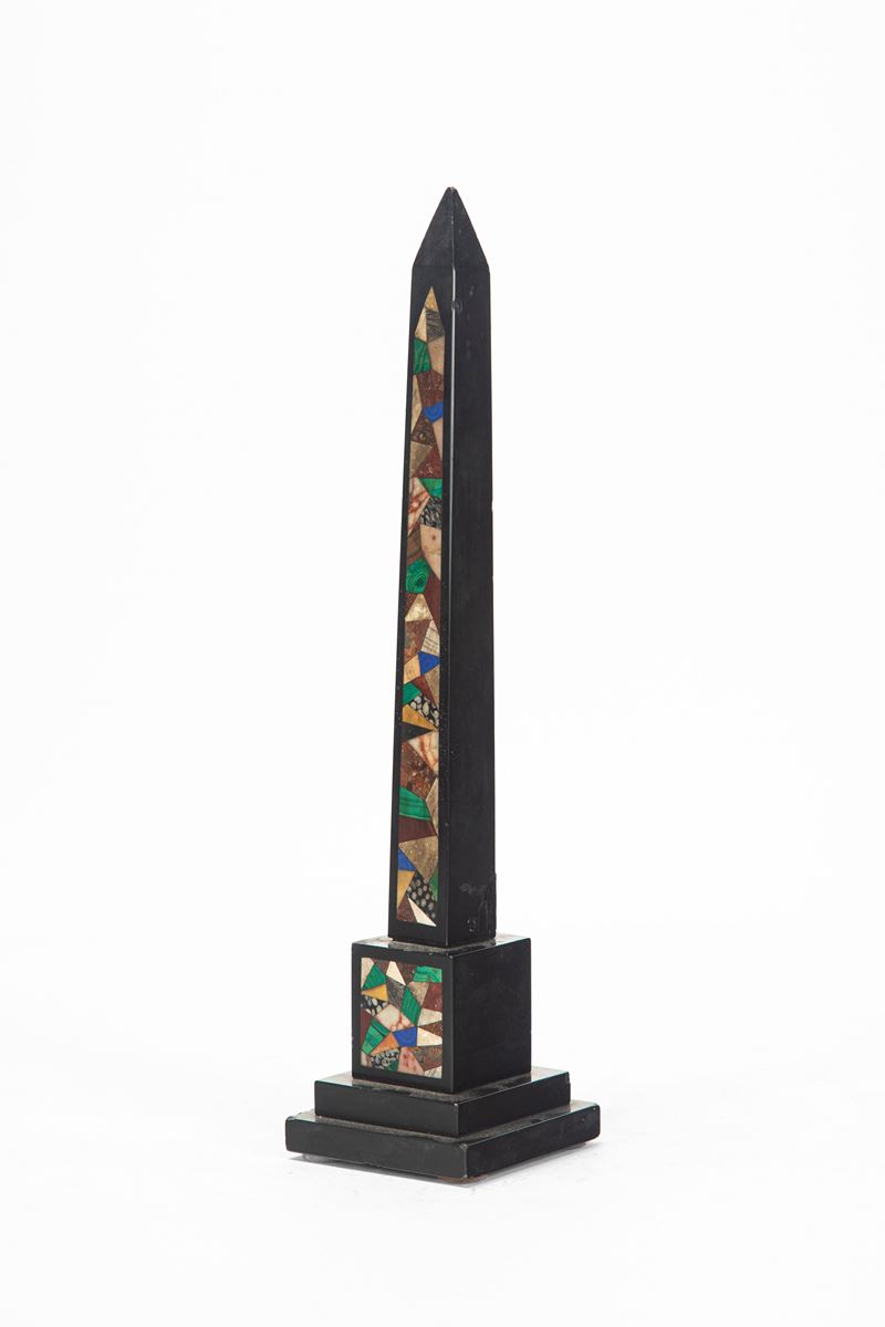 Obelisco Grand Tour, marmo nero e pietre dure, fine secolo XIX-XX