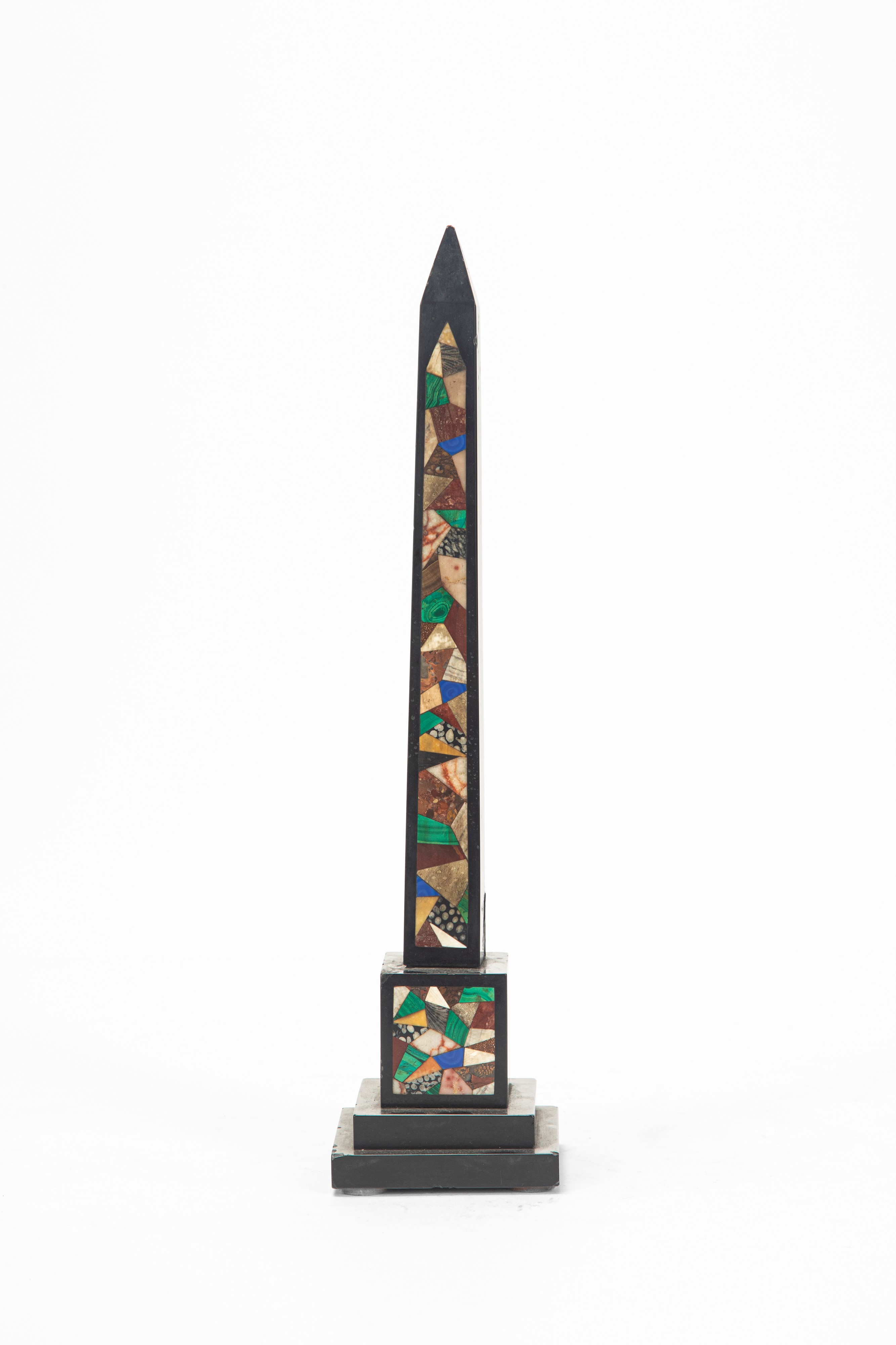 Obelisco Grand Tour, marmo nero e pietre dure, fine secolo XIX-XX