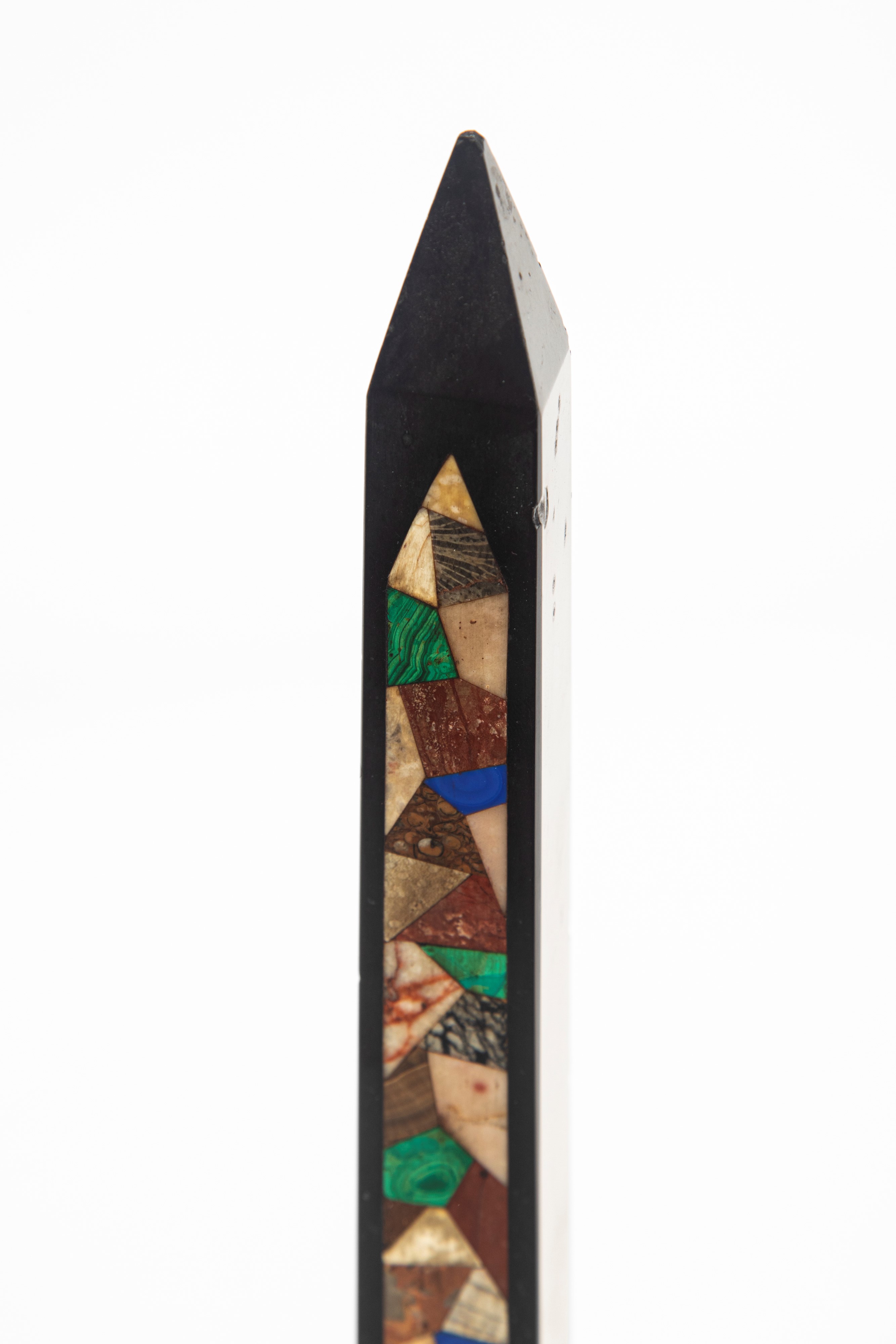 Obelisco Grand Tour, marmo nero e pietre dure, fine secolo XIX-XX