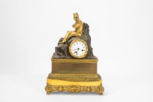 Pendola da tavolo in bronzo dorato e patinato sormontata da figura di Napoleone. Secolo XIX 