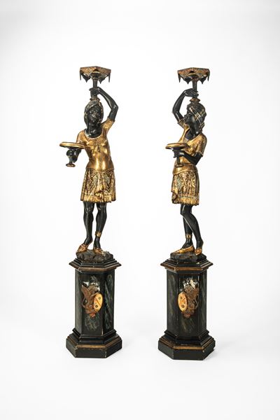 Coppia di mori porta vassoio, in legno scolpito, laccato e dorato, XIX secolo