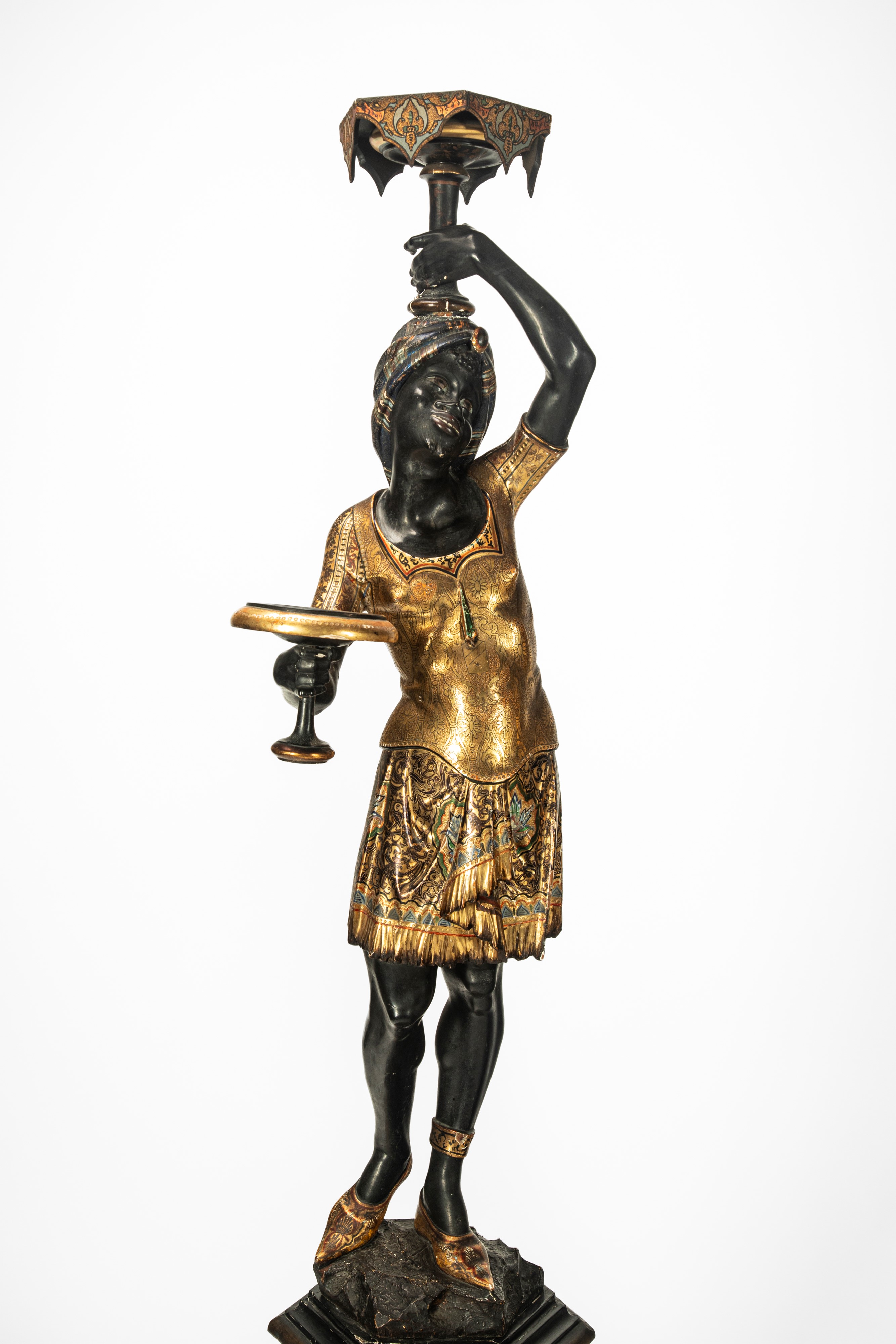 Coppia di mori porta vassoio, legno scolpito laccato e dorato, XIX secolo