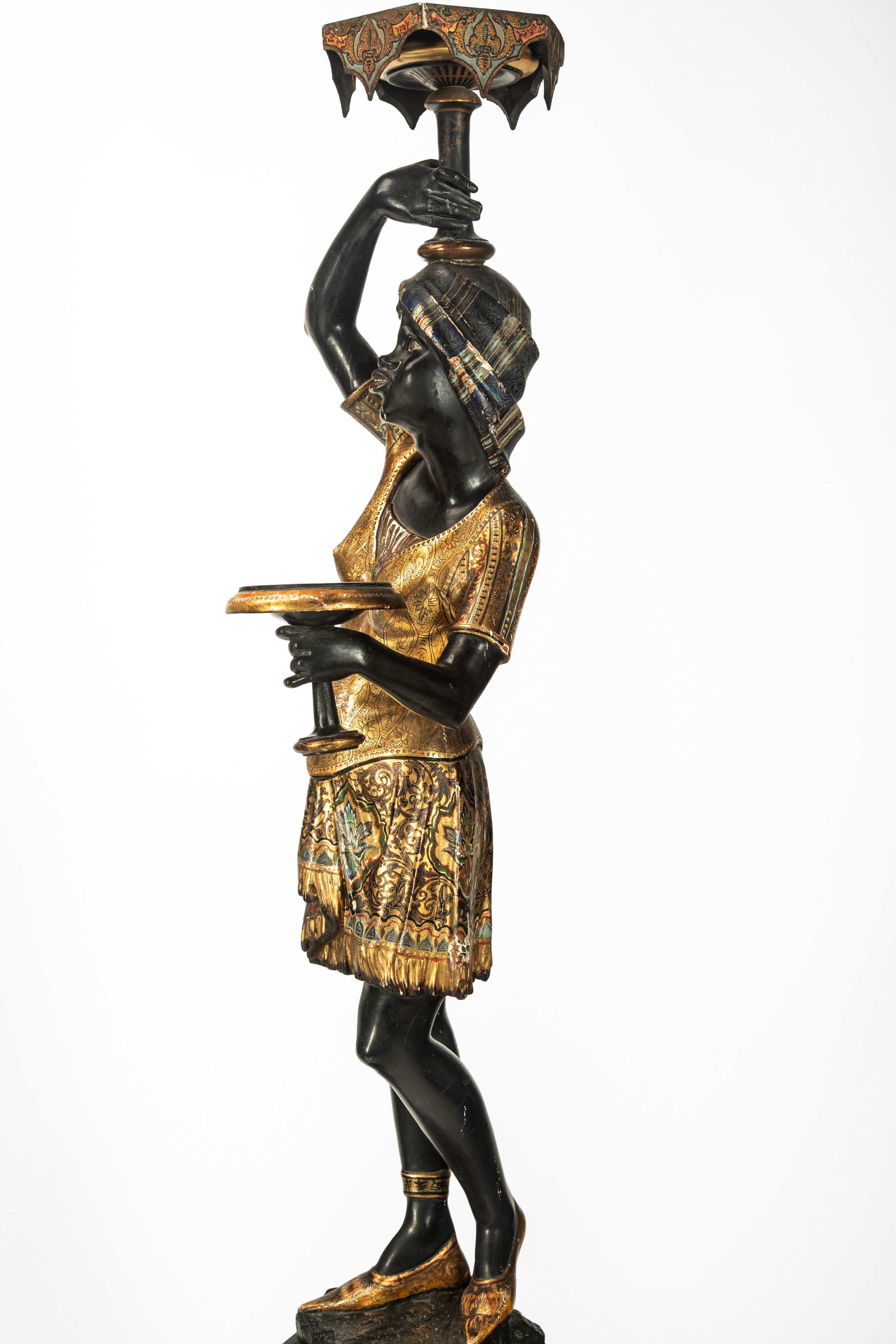 Coppia di mori porta vassoio, legno scolpito laccato e dorato, XIX secolo