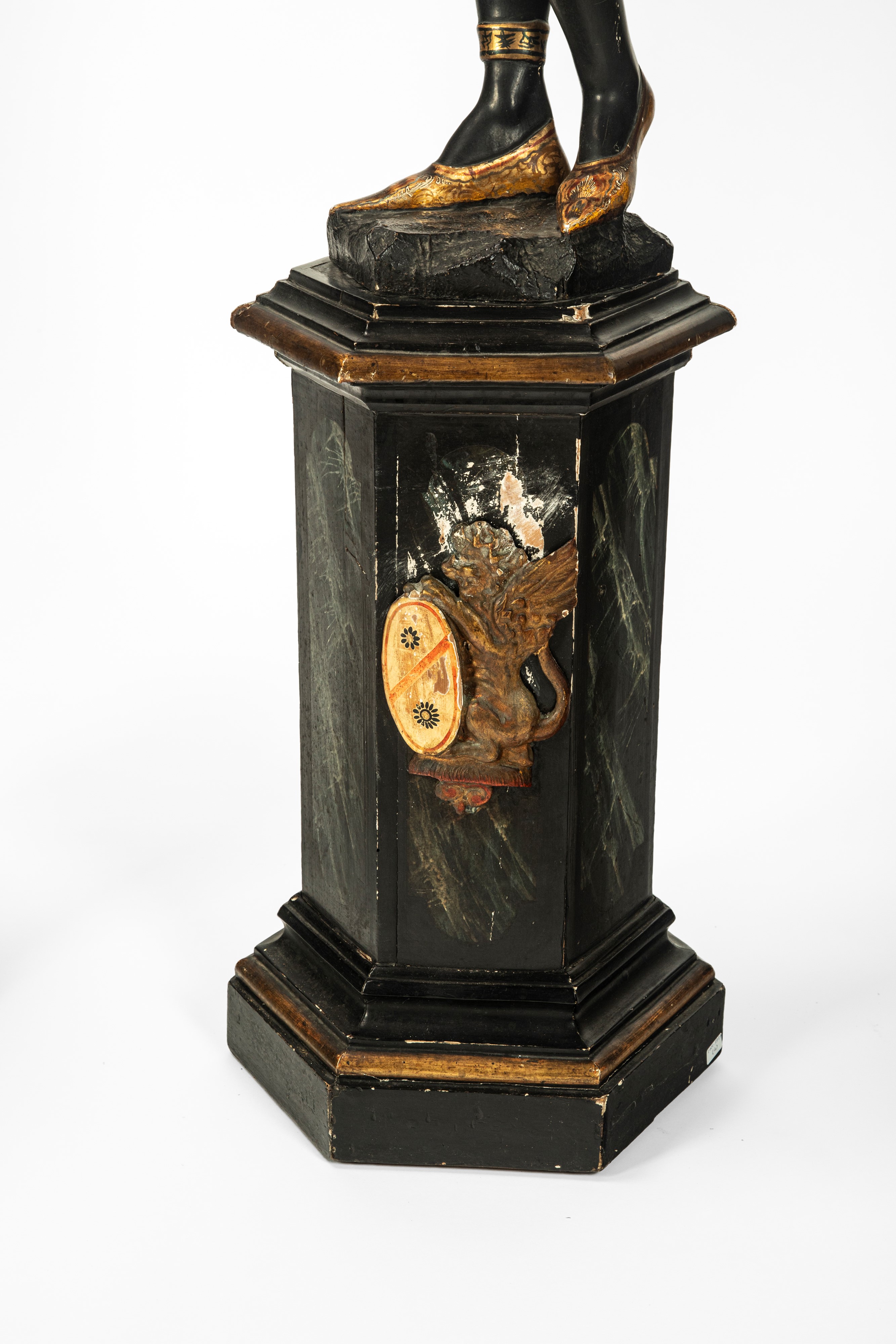 Coppia di mori porta vassoio, legno scolpito laccato e dorato, XIX secolo