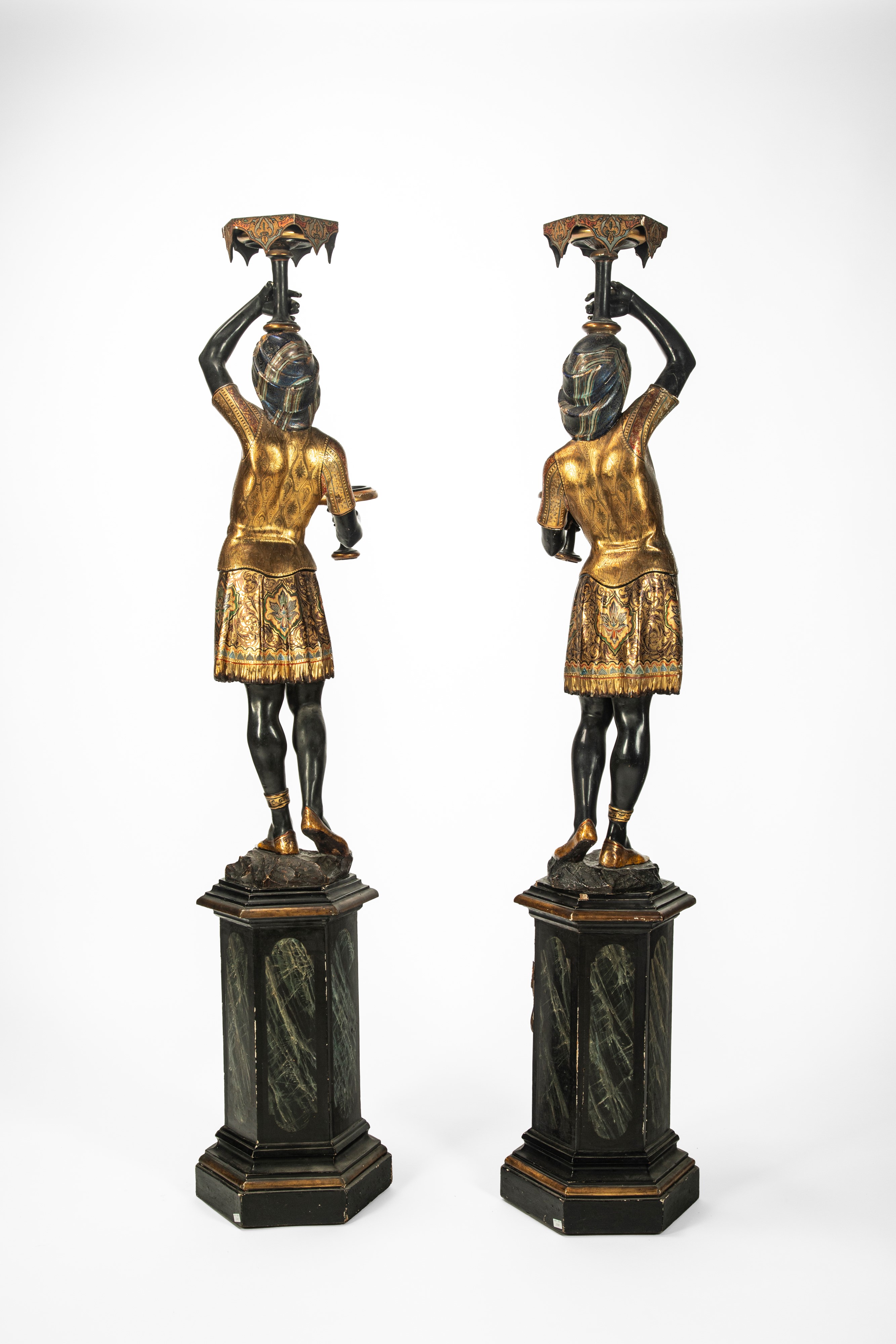 Coppia di mori porta vassoio, legno scolpito laccato e dorato, XIX secolo
