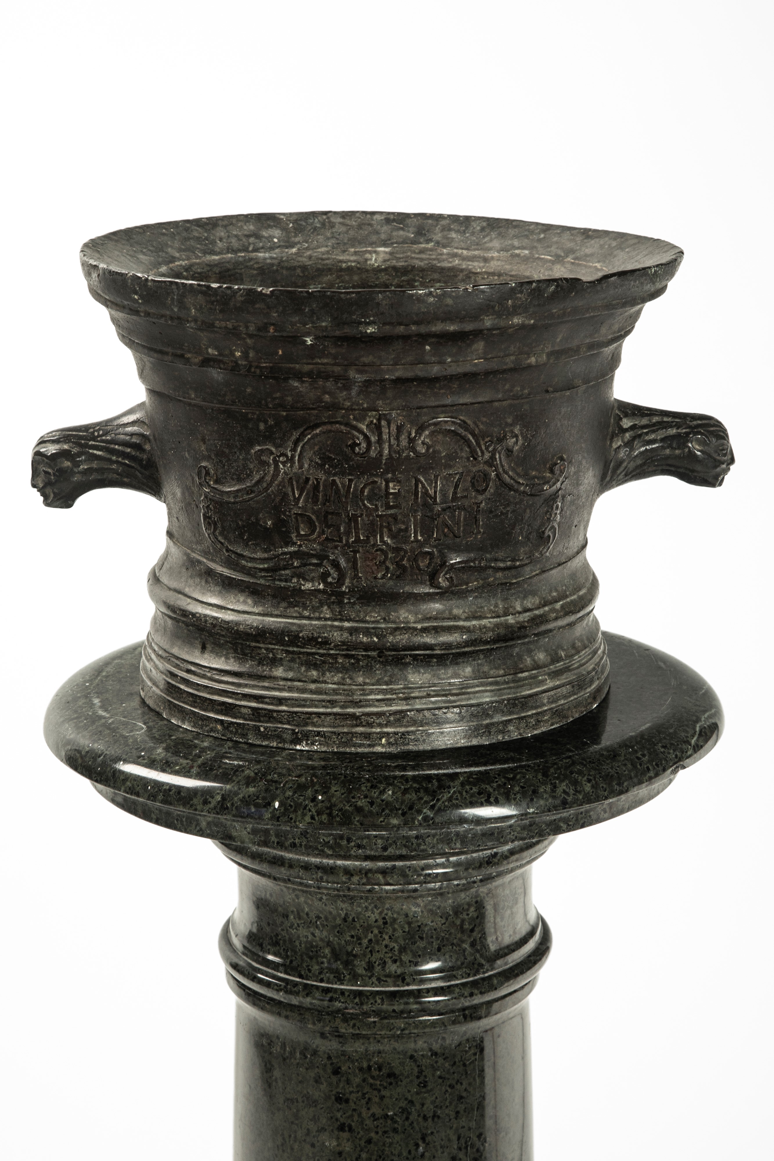 Mortaio biansato in bronzo su colonna, iscrizione “Vincenzo Delfini 1330”