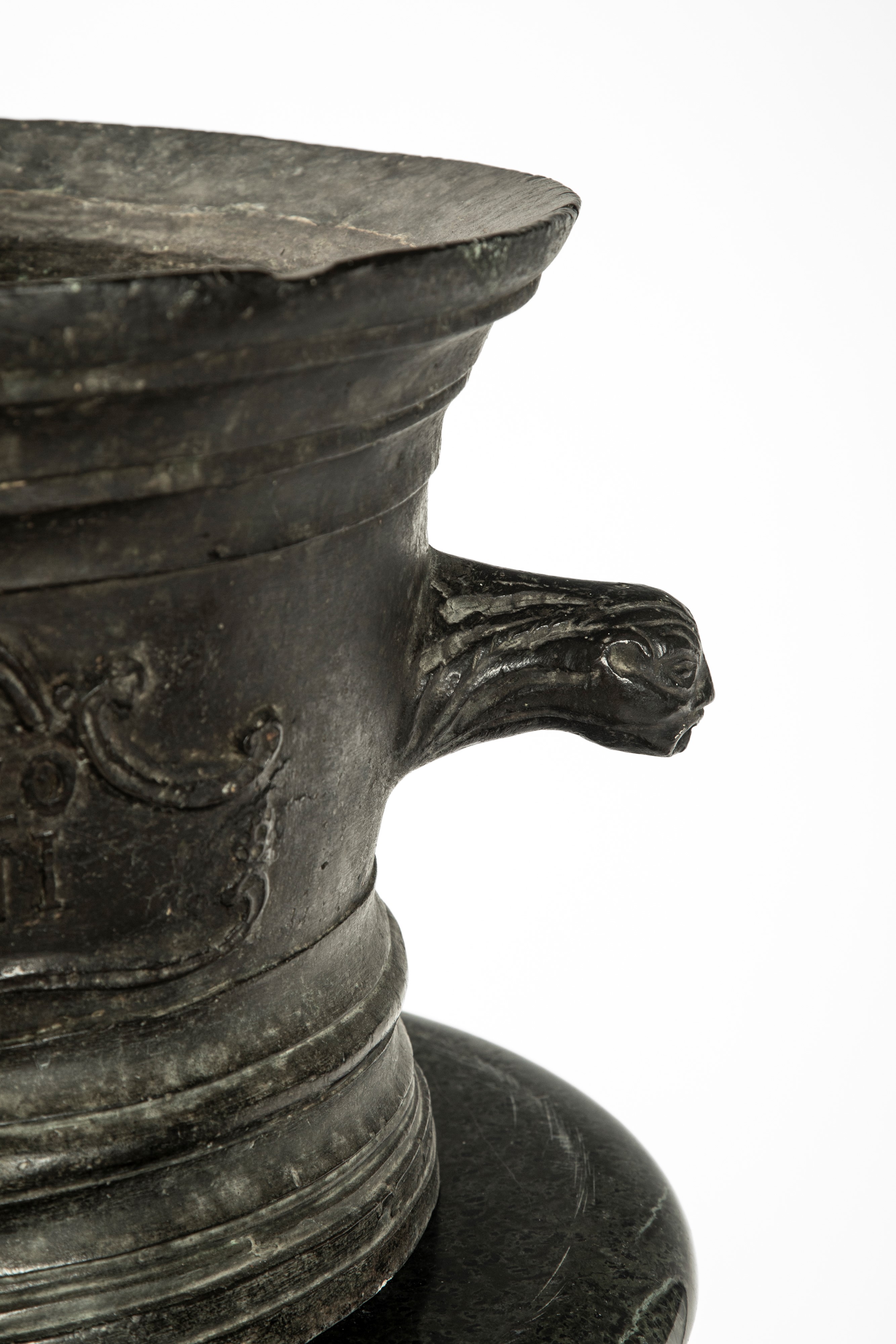Mortaio biansato in bronzo su colonna, iscrizione “Vincenzo Delfini 1330”