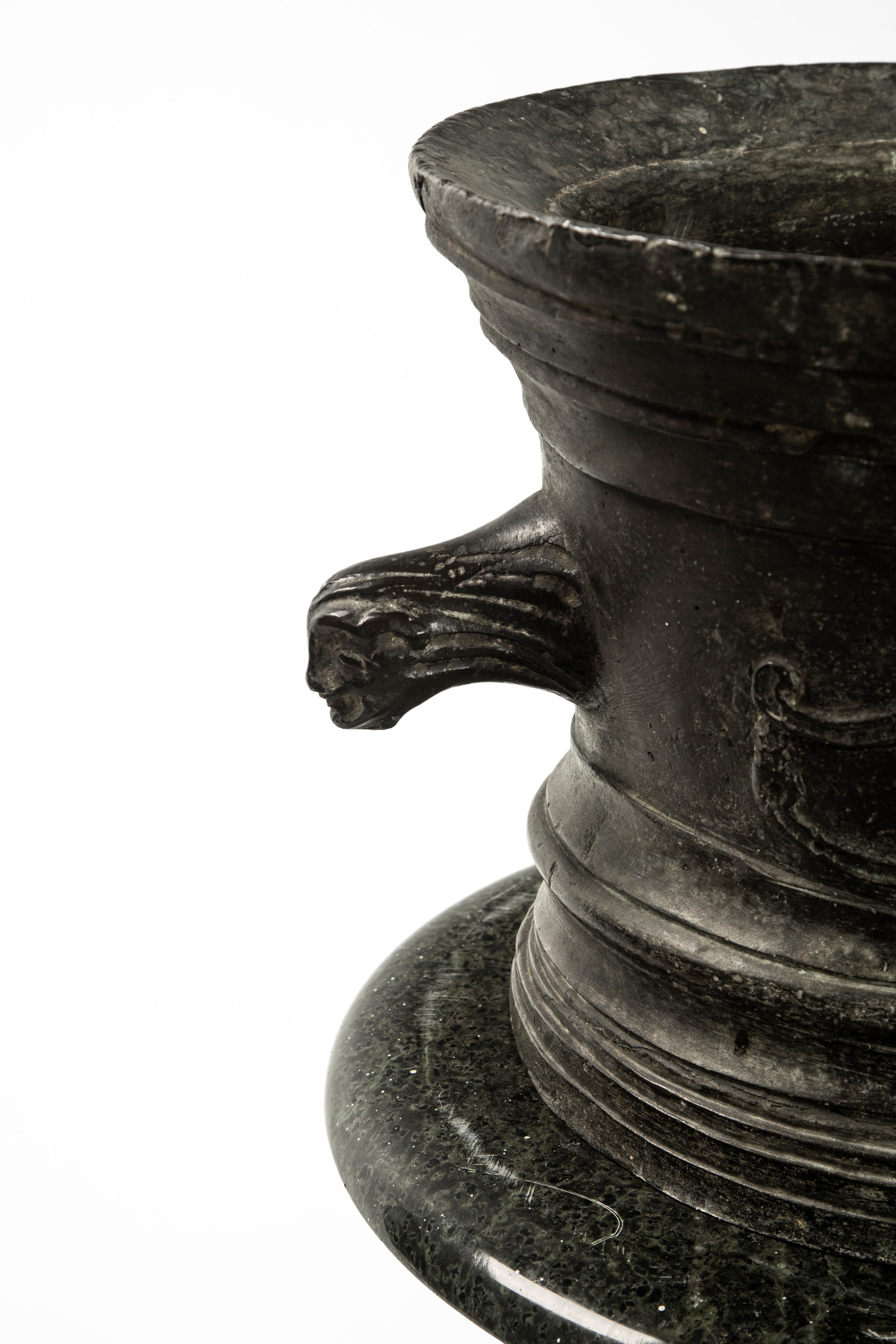 Mortaio biansato in bronzo su colonna, iscrizione “Vincenzo Delfini 1330”
