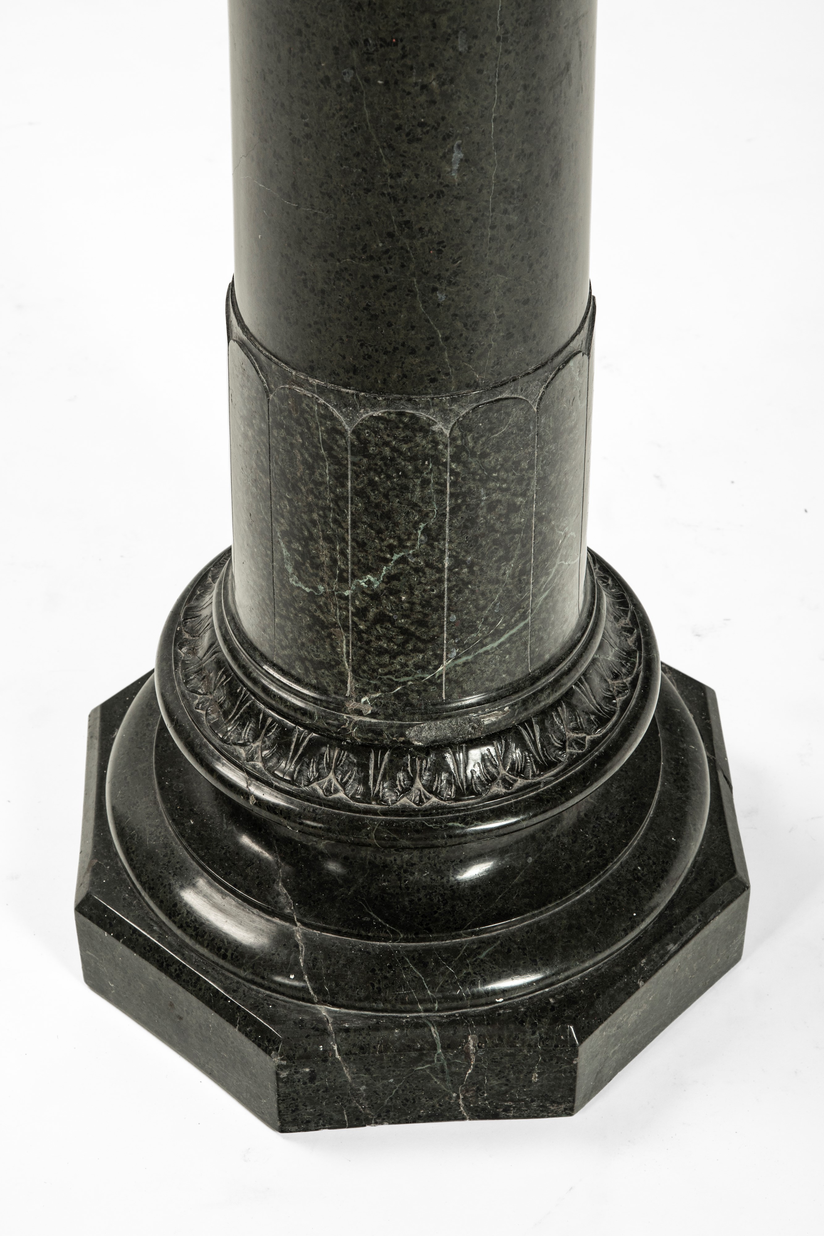 Mortaio biansato in bronzo su colonna, iscrizione “Vincenzo Delfini 1330”