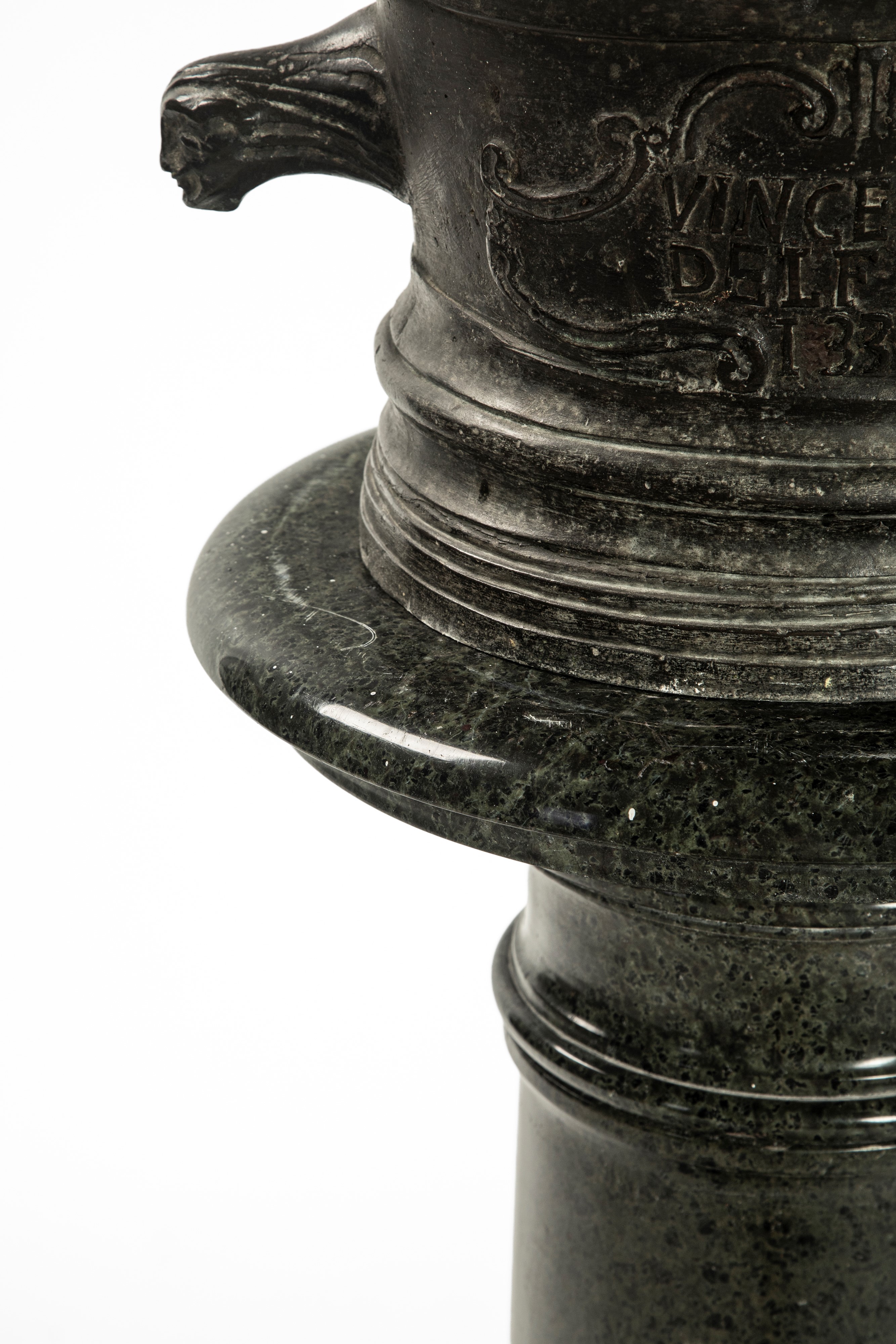 Mortaio biansato in bronzo su colonna, iscrizione “Vincenzo Delfini 1330”