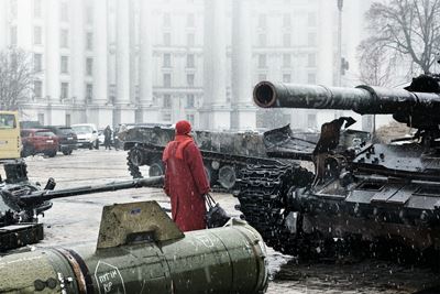 Donna osserva un carro armato russo distrutto, Kiev