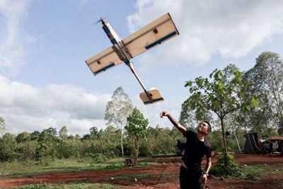 Guerrigliera Karenni che testa un drone (edizione 1 di 7) — fine art museum etching