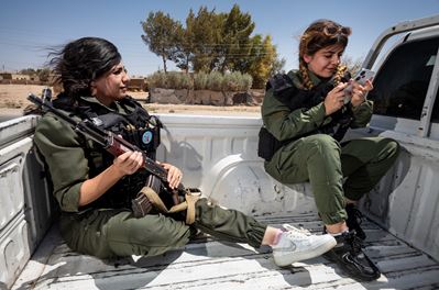 Mona and Alma, Christian Assyrian fighters in scena di pattugliamento nei pressi di Tall Tamr, Ro...