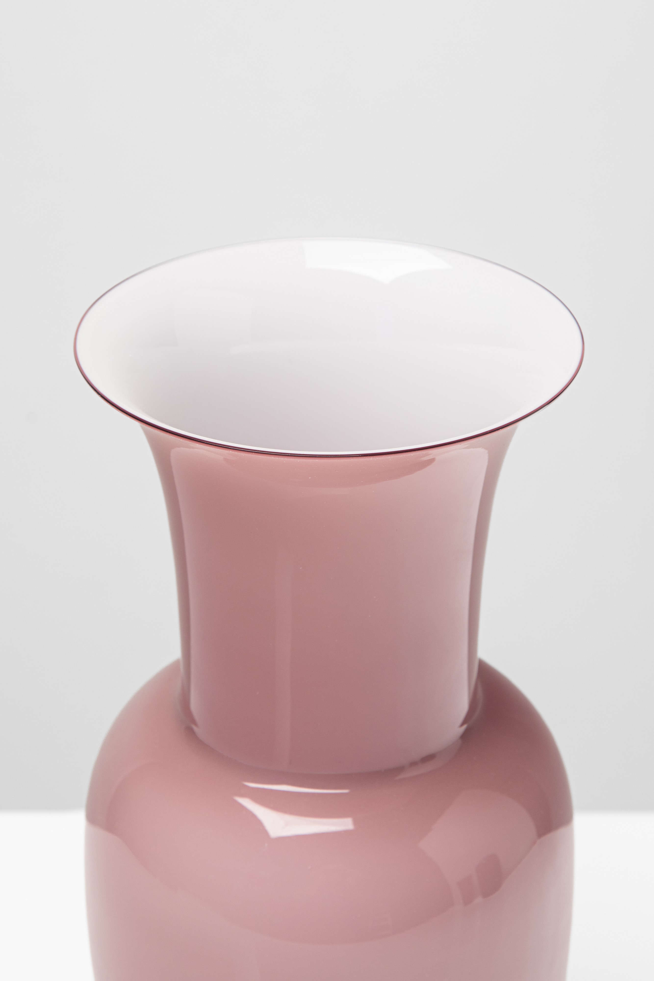 Venini & C. - Vaso della serie “Opalino”, vetro opalino, firma “VENINI 93” (1993)