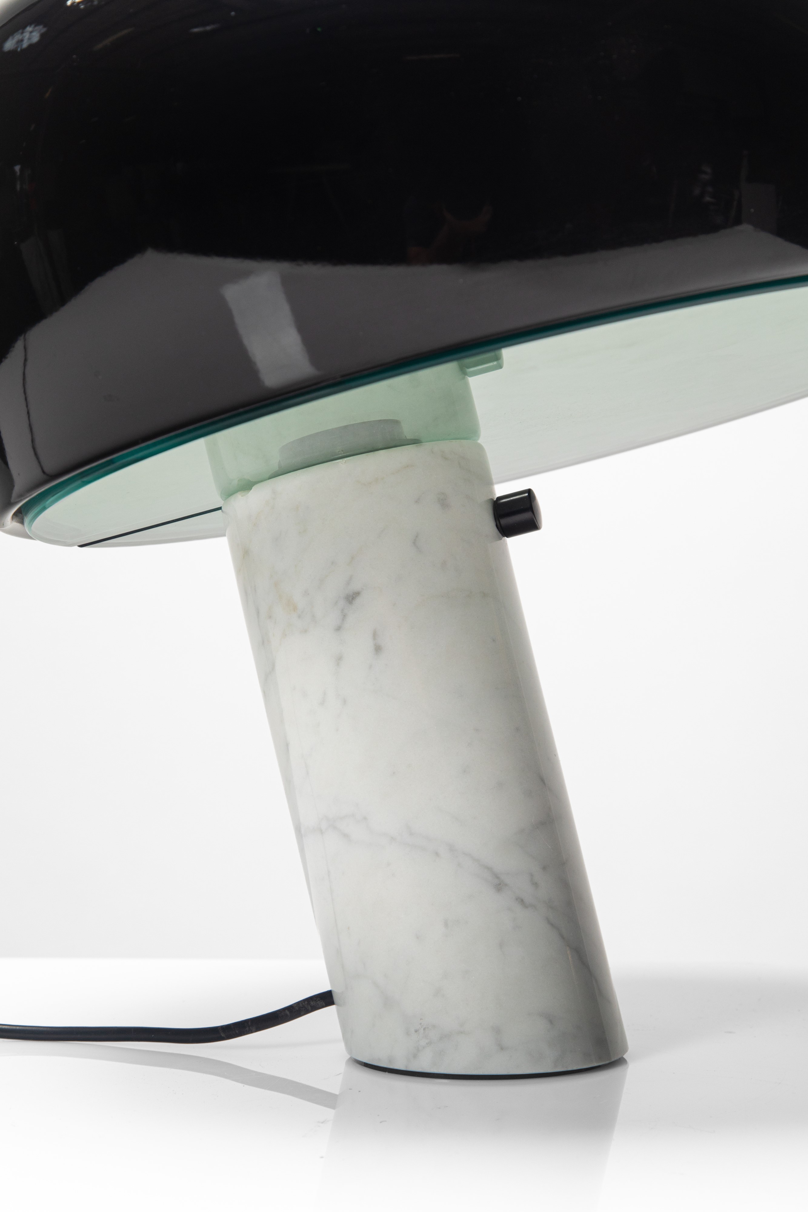 Achille e Pier Giacomo Castiglioni - FLOS, Lampada da tavolo modello “Snoopy” (1967)