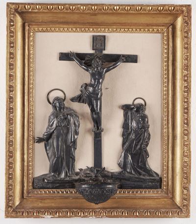 Acquasantiera, rame argentato sbalzato con Cristo crocifisso