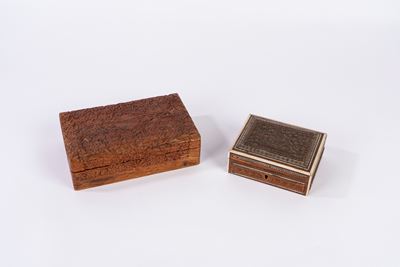 Due scatoline in legno intagliato con intarsi in osso e leone sul coperchio