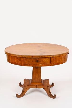 Tavolo lastronato con piano ovale. Secolo XIX. 