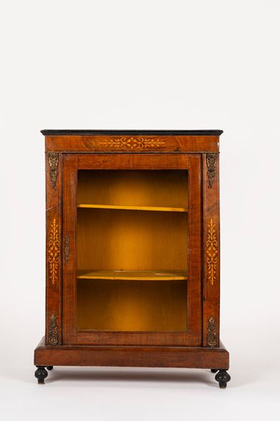 CREDENZA, lastronata e intarsiata con anta a vetro, applicazioni in bronzo (XIX secolo)