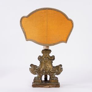 Lampada in legno intagliato e laccato con frontale in ottone