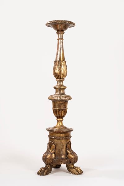 Reggicero, legno intagliato e dorato a mecca, con tre zampe leonine (fine XVIII–inizio XIX secolo...