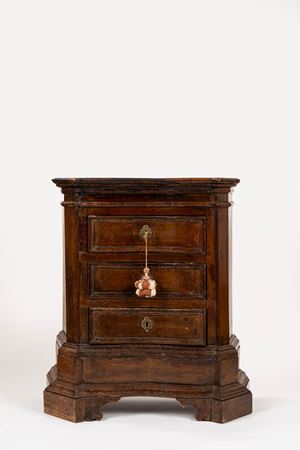 Comodino in noce. Veneto, secolo XVIII