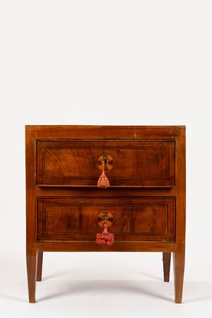 Comoncino lastronato in noce e intarsiato. Fine secolo XVIII