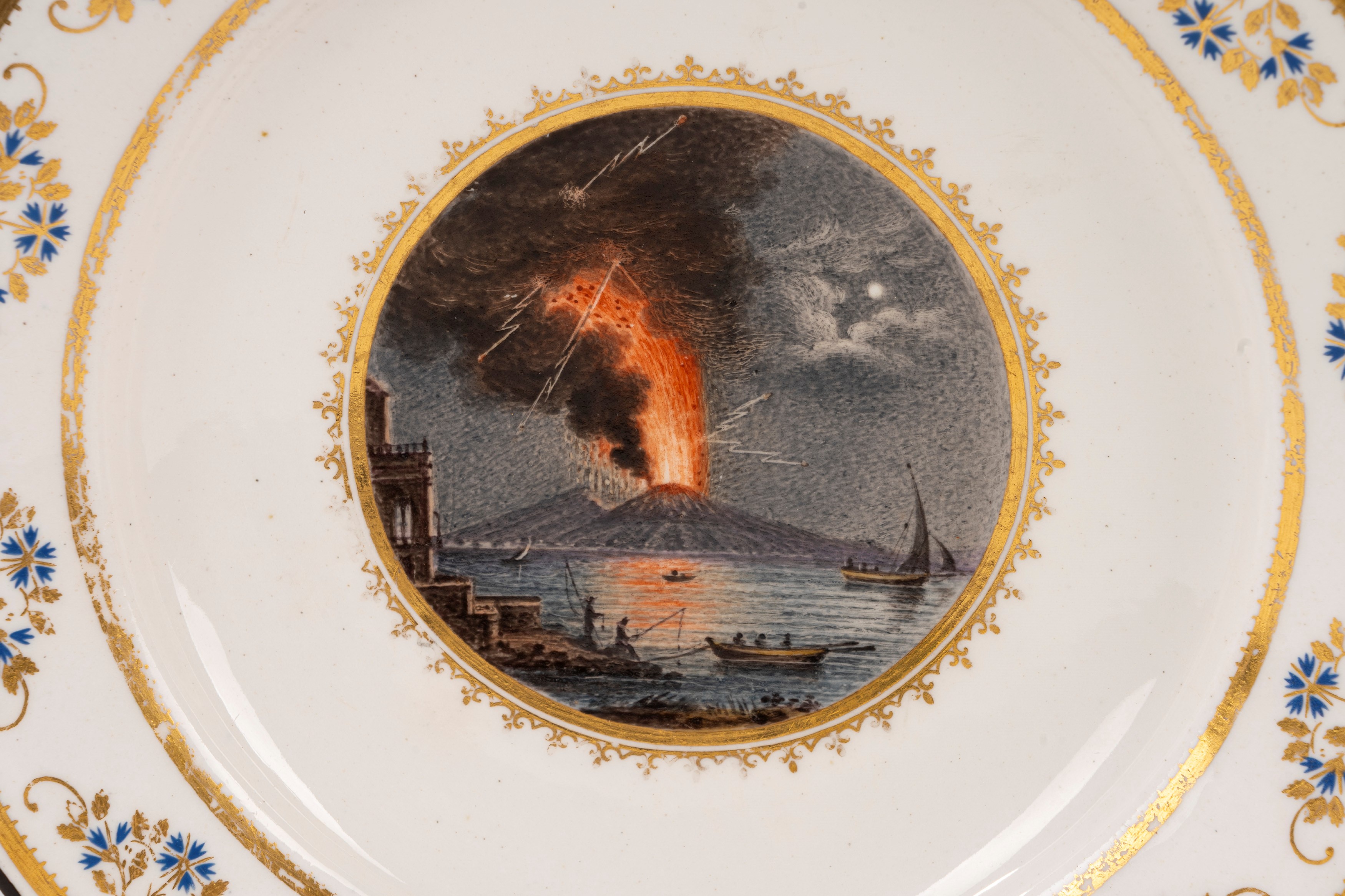 Lotto di 13 piatti in porcellana con vedute di Napoli, Real Fabbrica Ferdinandea, fine XVIII seco...
